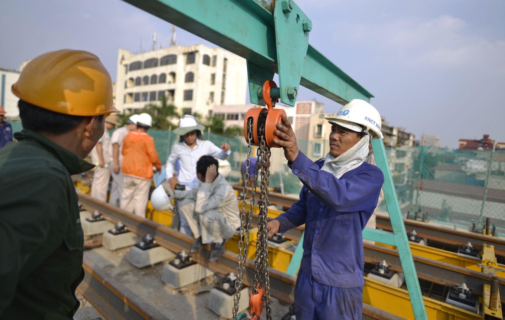 Lap dat ray tau dien cong trinh duong sat tren cao hinh anh