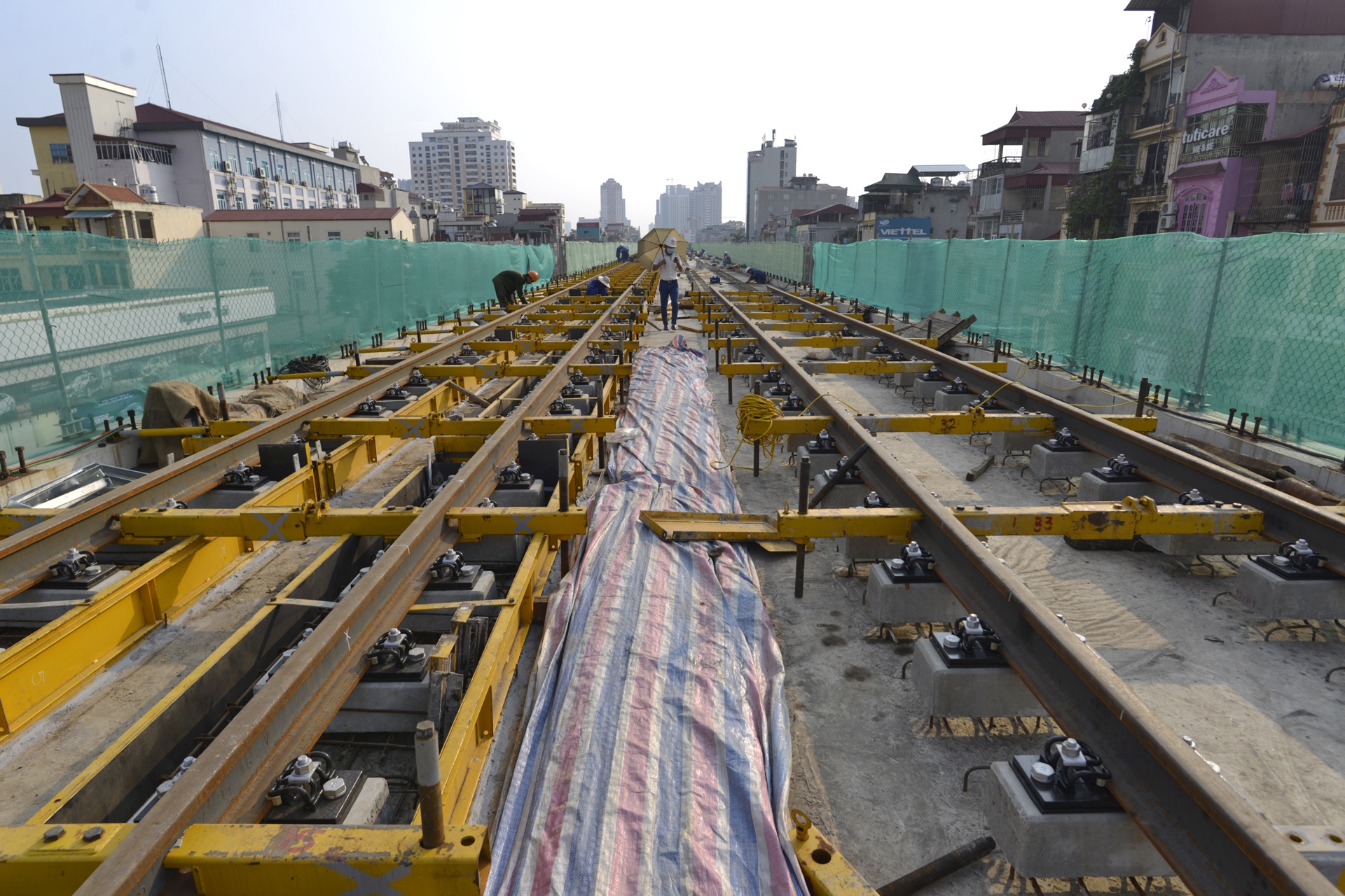 Duong ray duoc lap dat tai du an duong sat tren ca anh 7