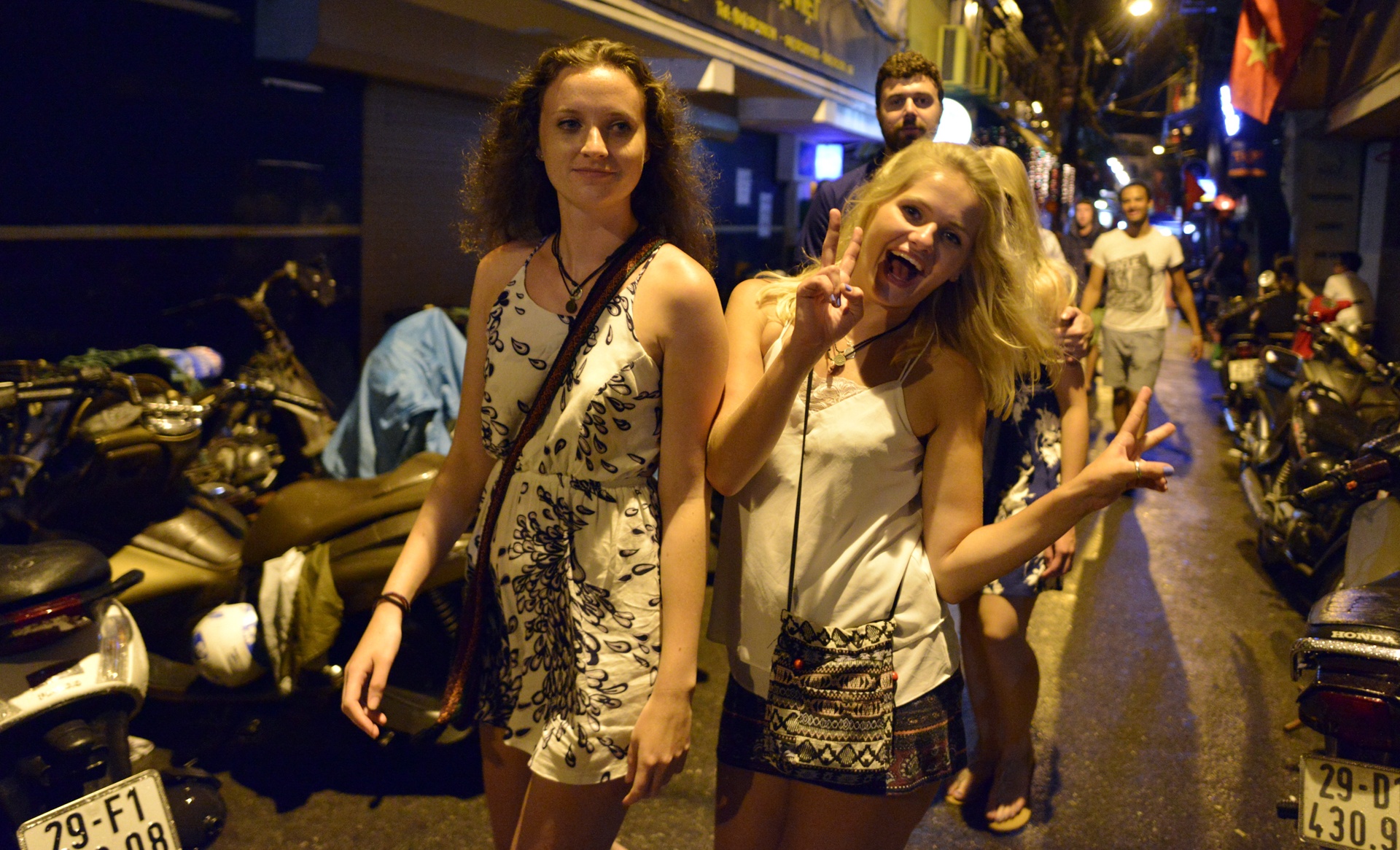 Ha Noi nhon nhip sau 0h anh 10