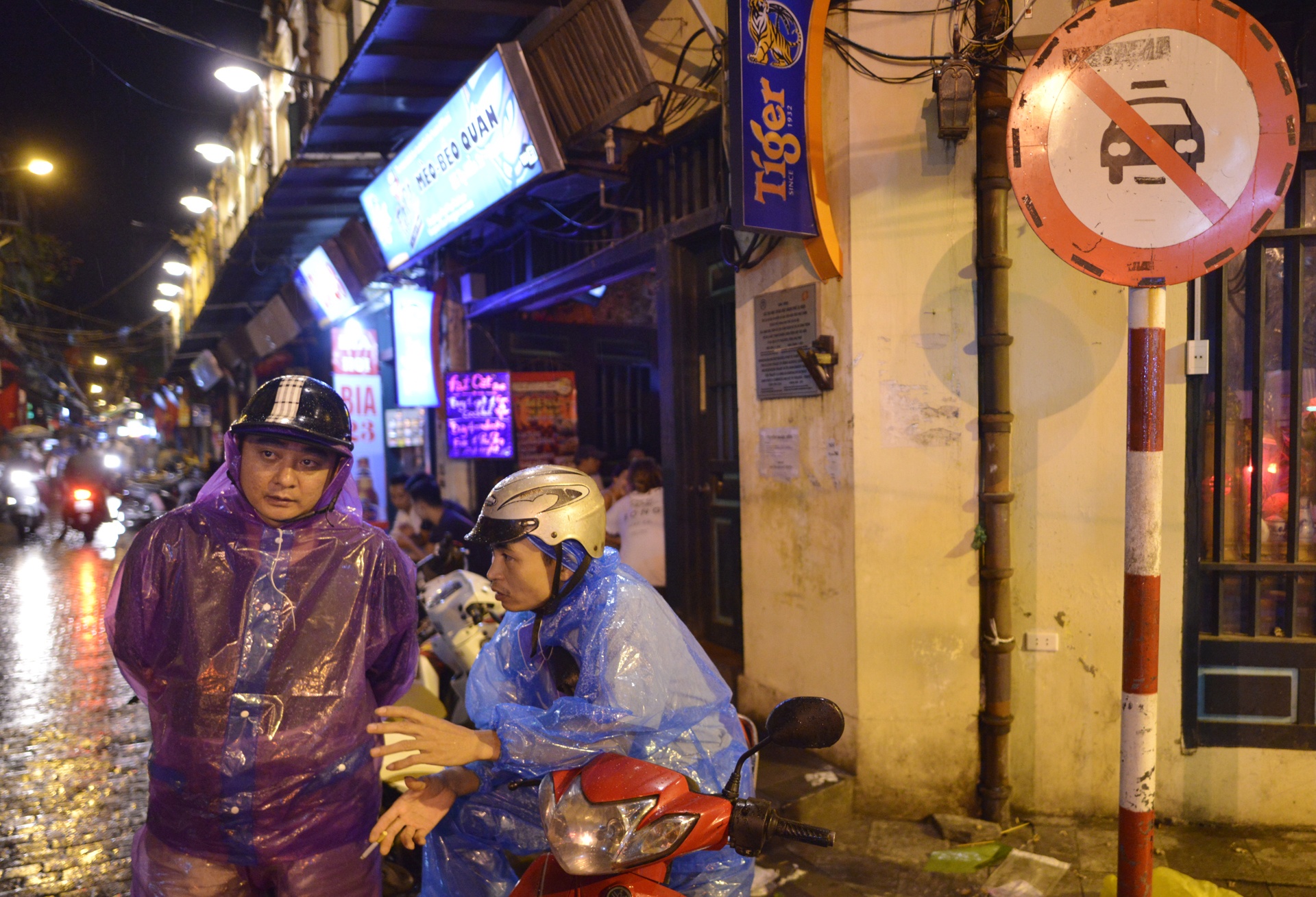 Ha Noi nhon nhip sau 0h anh 12