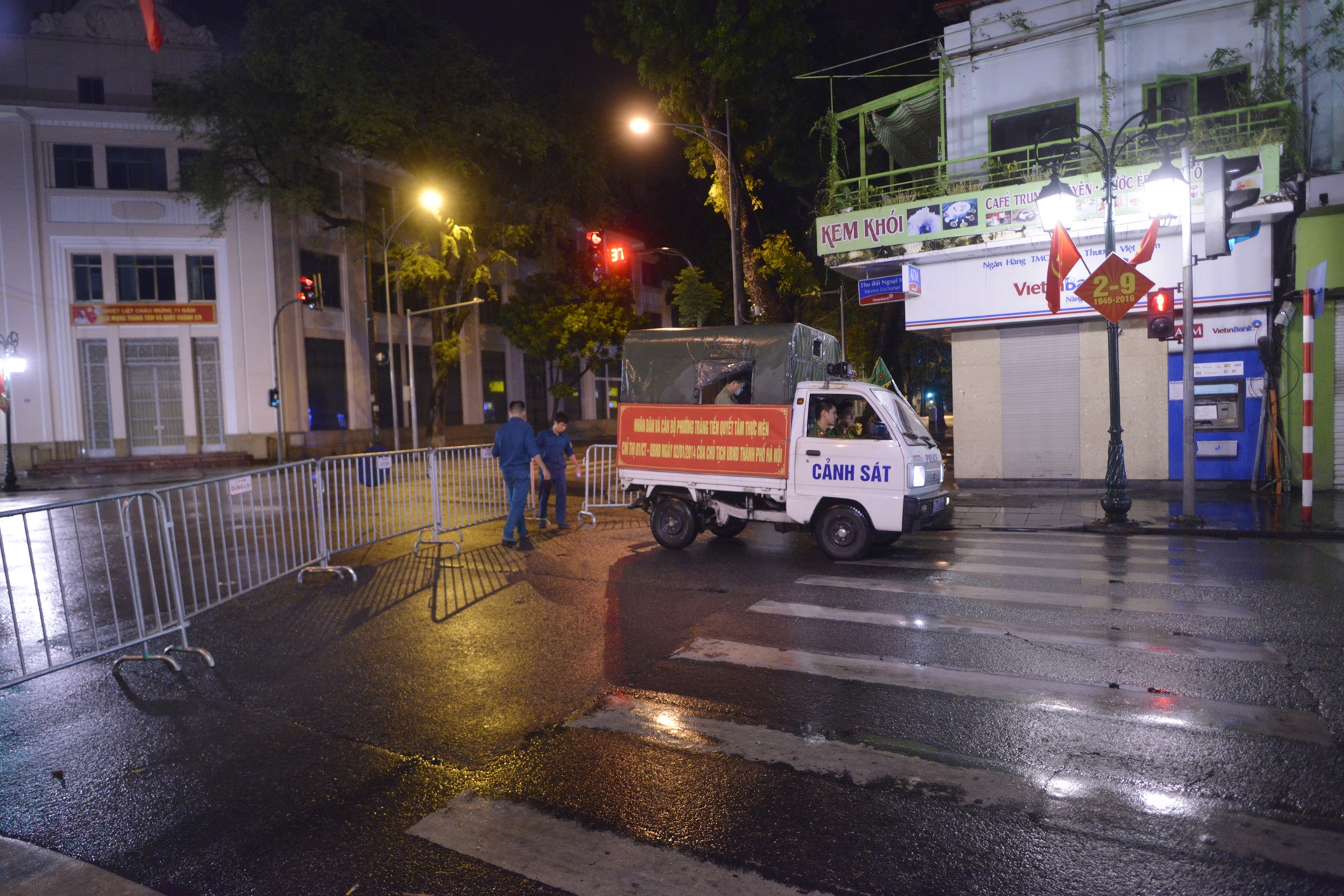 Ha Noi nhon nhip sau 0h anh 13