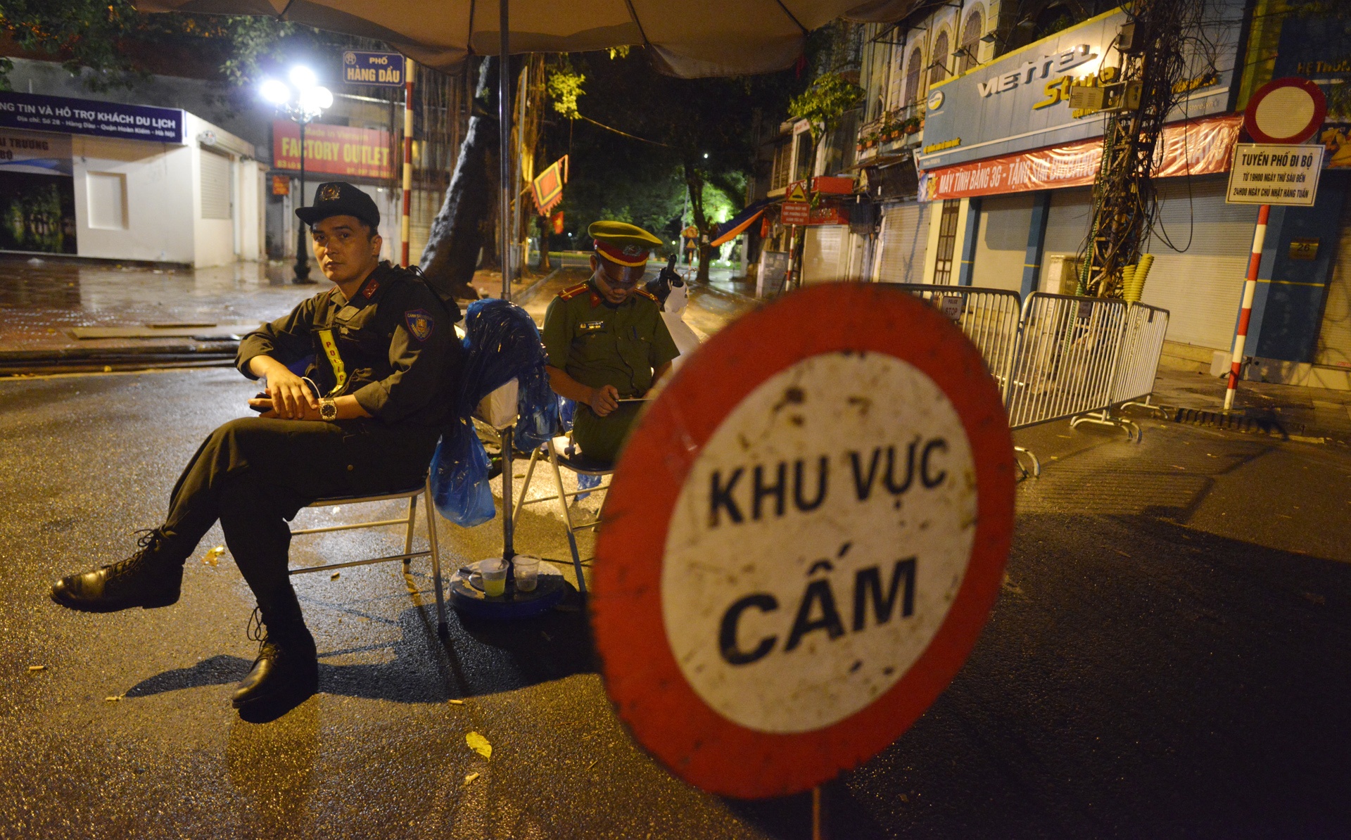 Ha Noi nhon nhip sau 0h anh 14