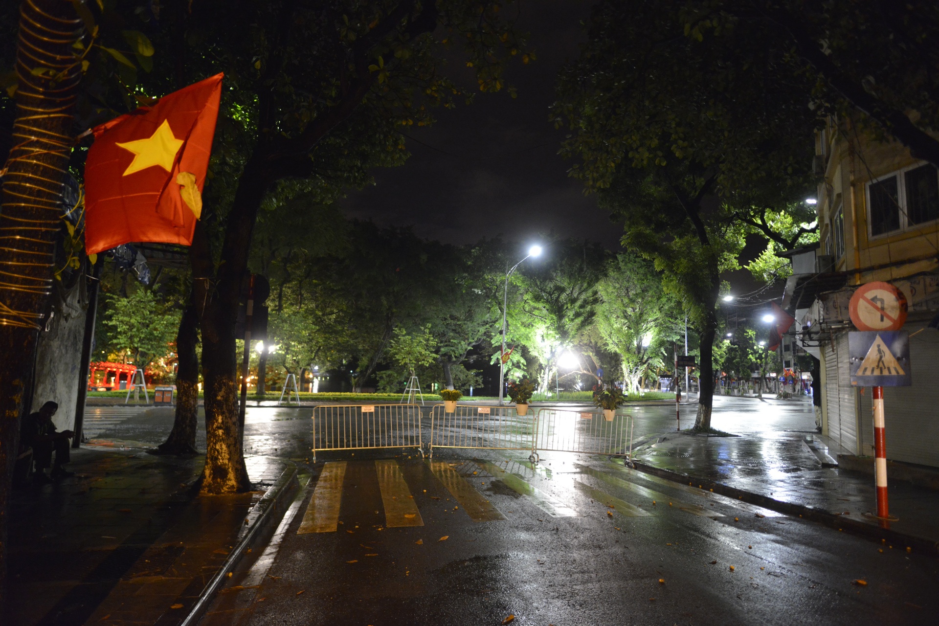 Ha Noi nhon nhip sau 0h anh 16