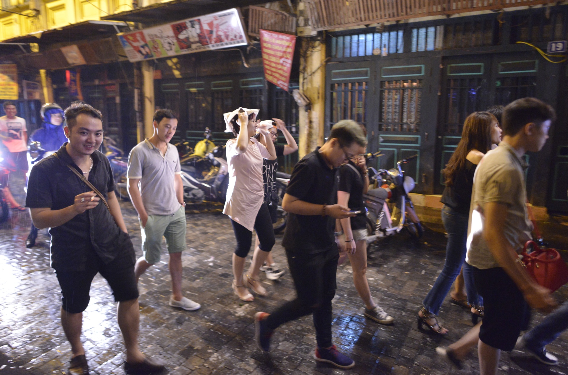 Ha Noi nhon nhip sau 0h anh 1