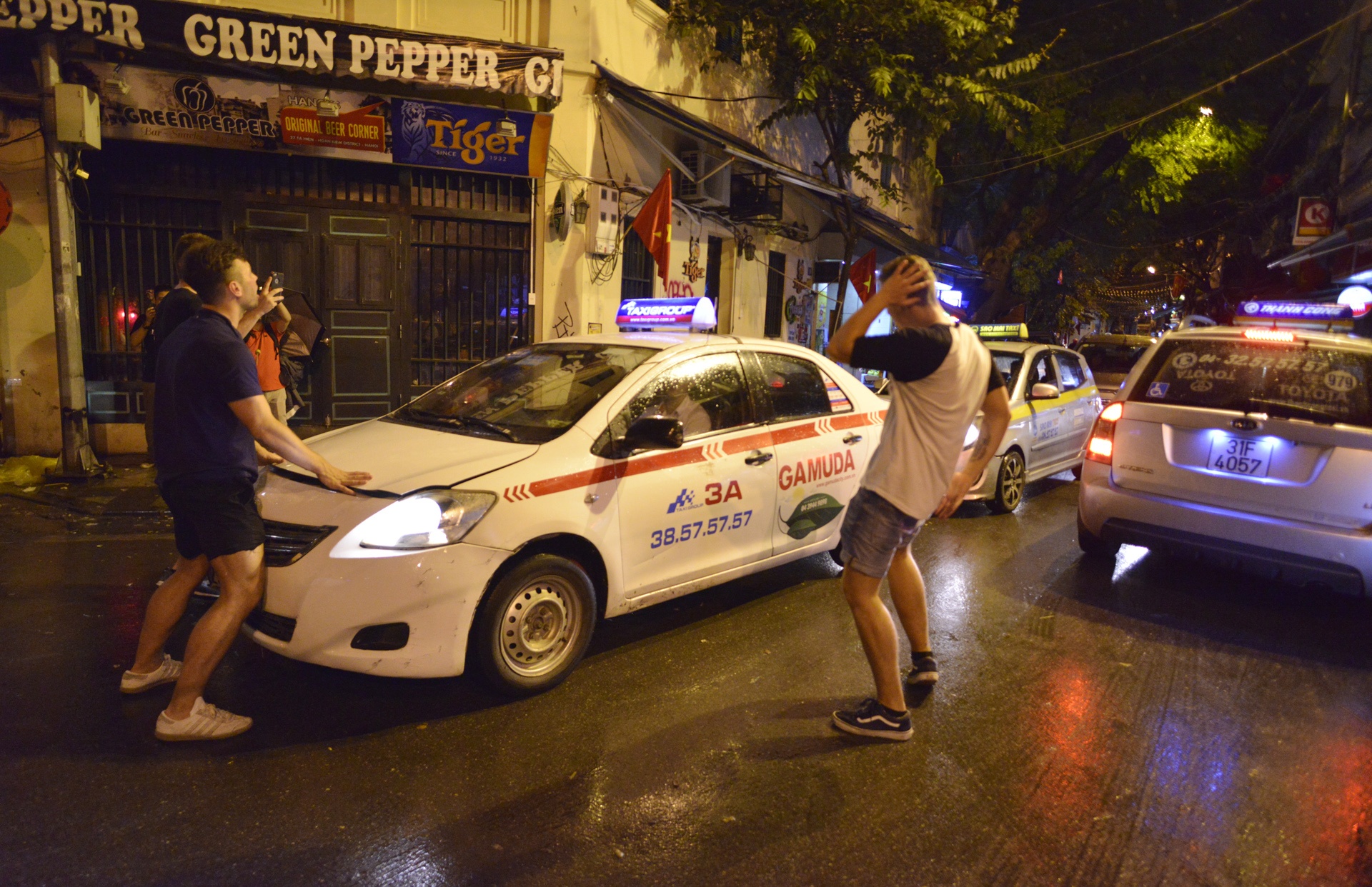 Ha Noi nhon nhip sau 0h anh 2