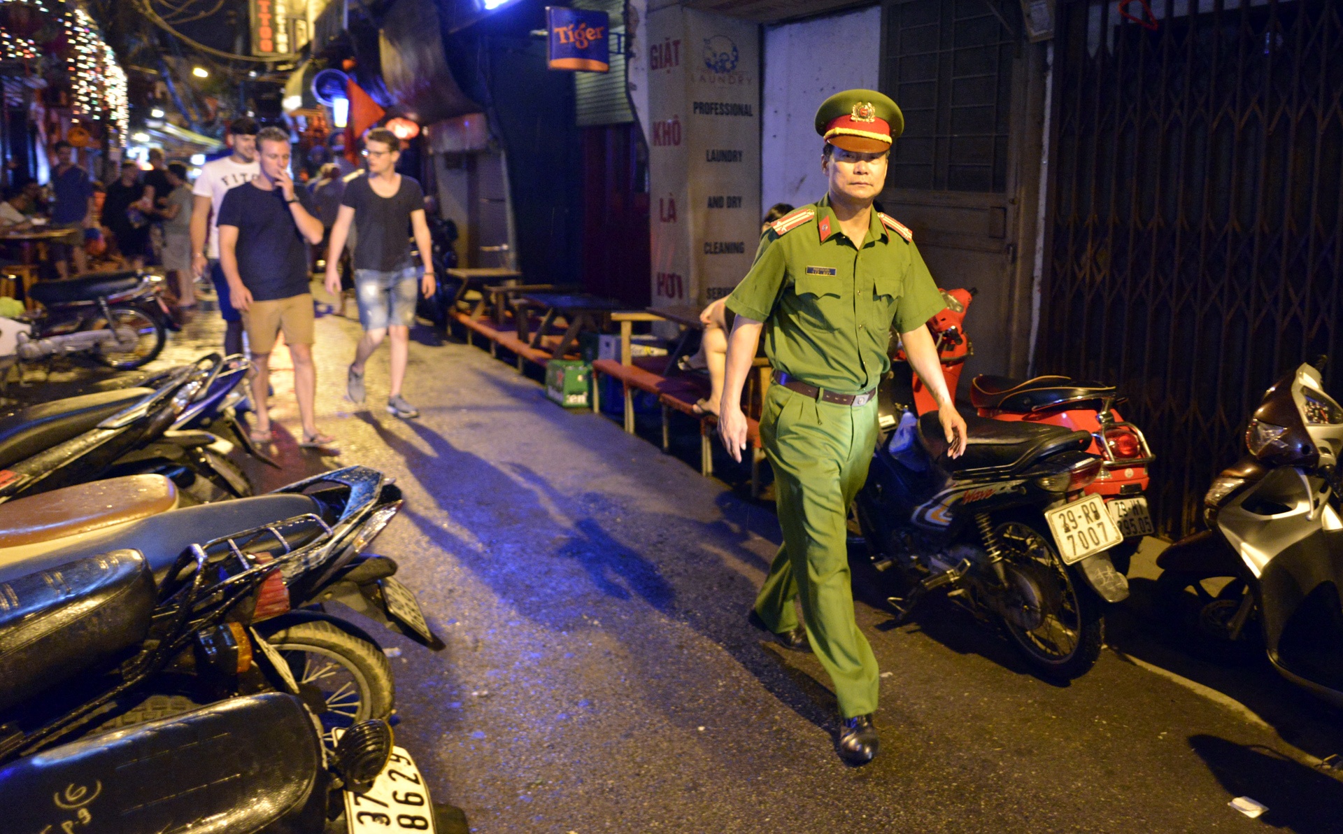 Ha Noi nhon nhip sau 0h anh 6