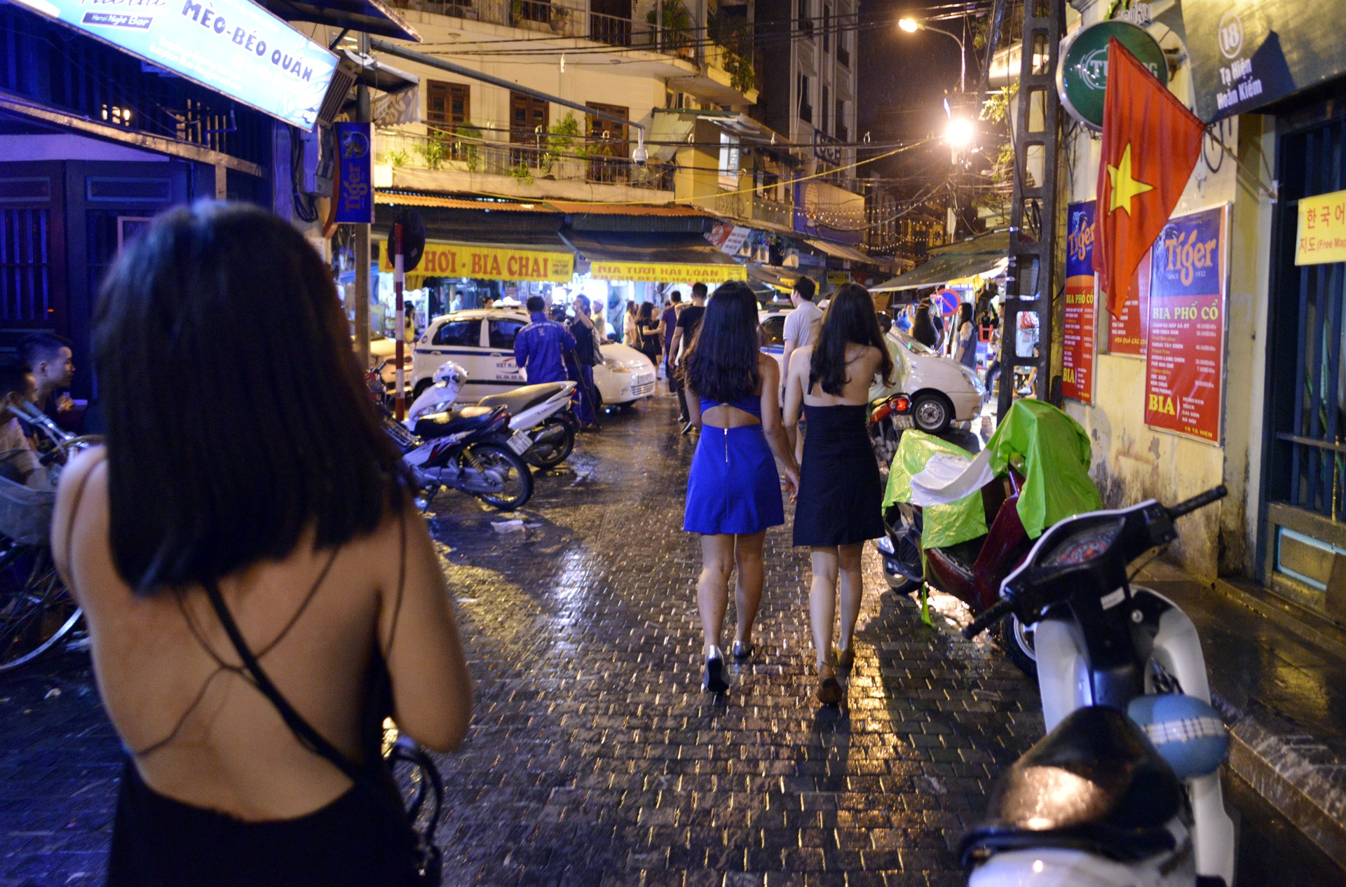 Ha Noi nhon nhip sau 0h anh 8