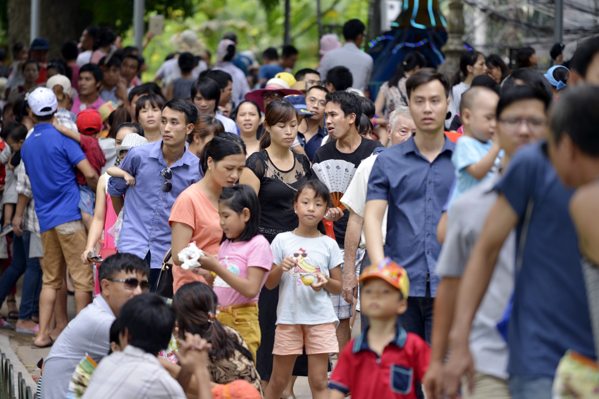 Vuon thu, pho di bo Ha Noi dong nghet nguoi ngay nghi le hinh anh