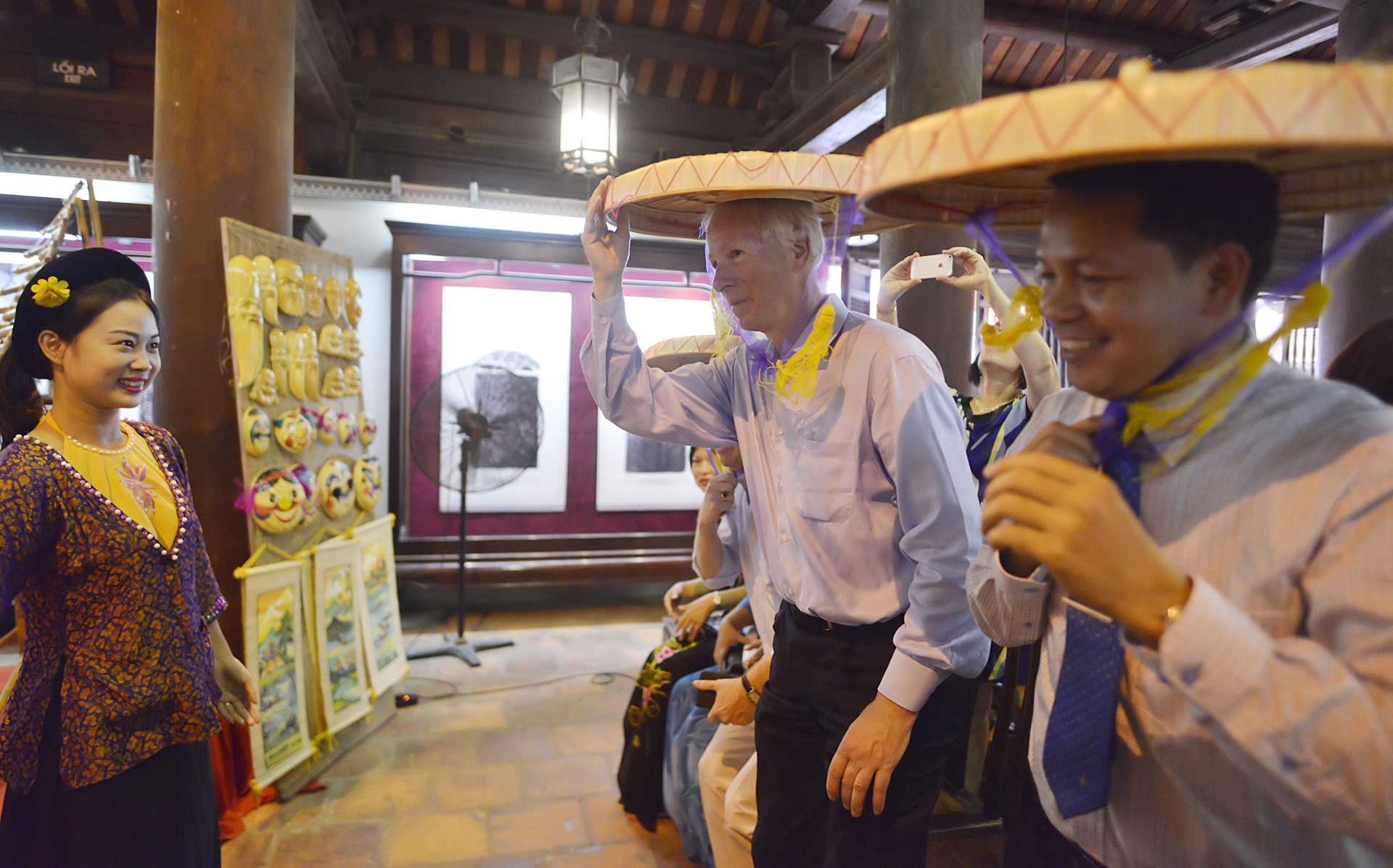 Bo truong Ngoai giao Canada so dau rua tai Van Mie anh 11