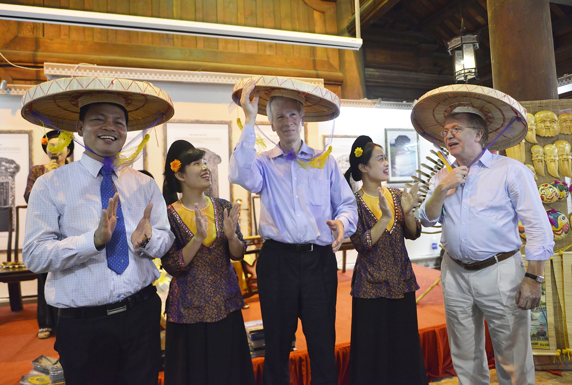 Bo truong Ngoai giao Canada so dau rua tai Van Mie anh 12