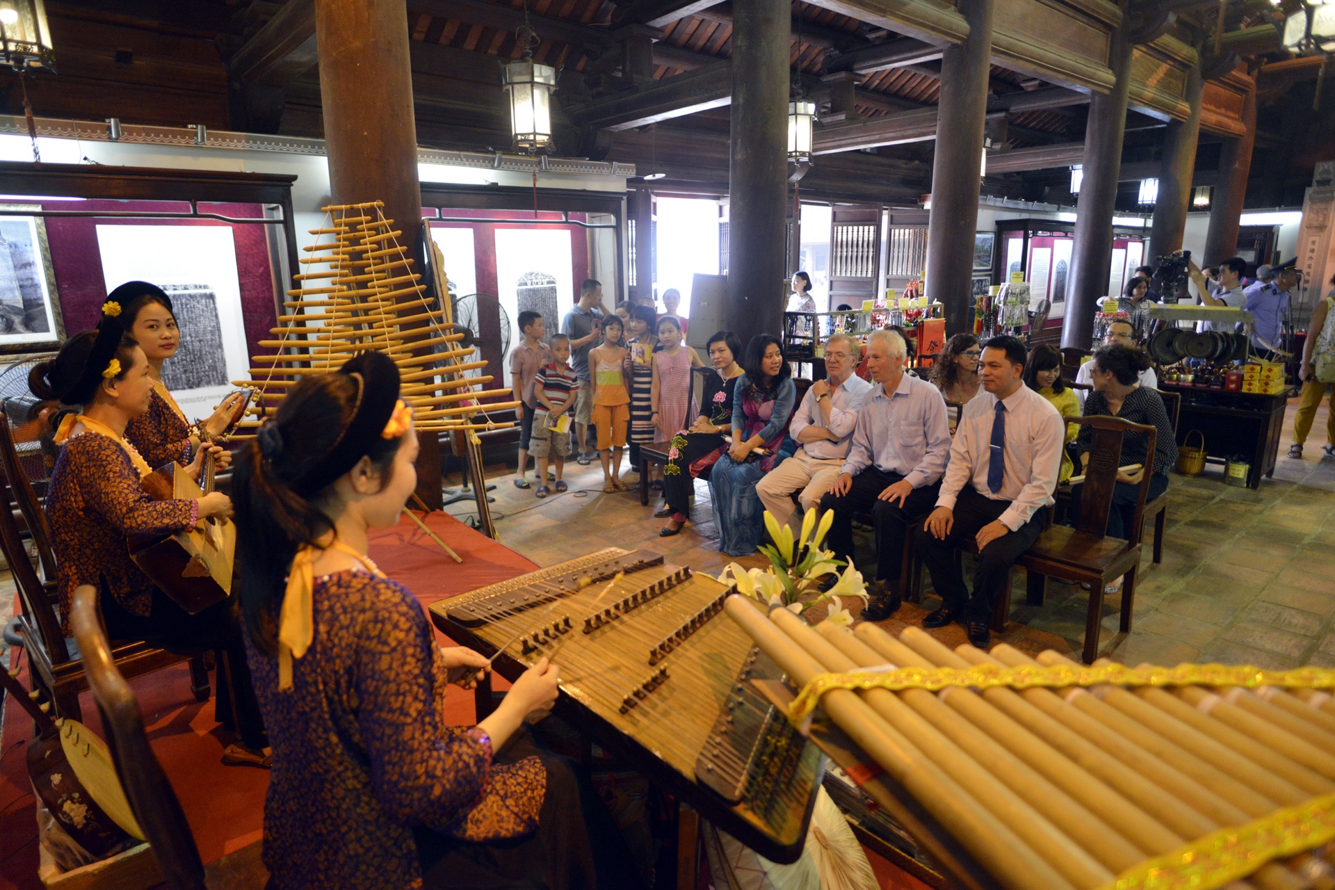 Bo truong Ngoai giao Canada so dau rua tai Van Mie anh 10