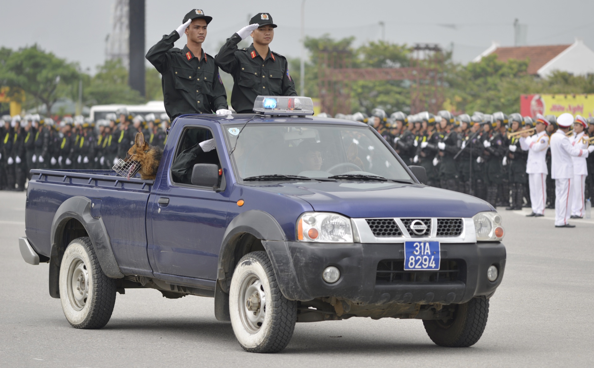 Dan xe cua canh sat co dong anh 14