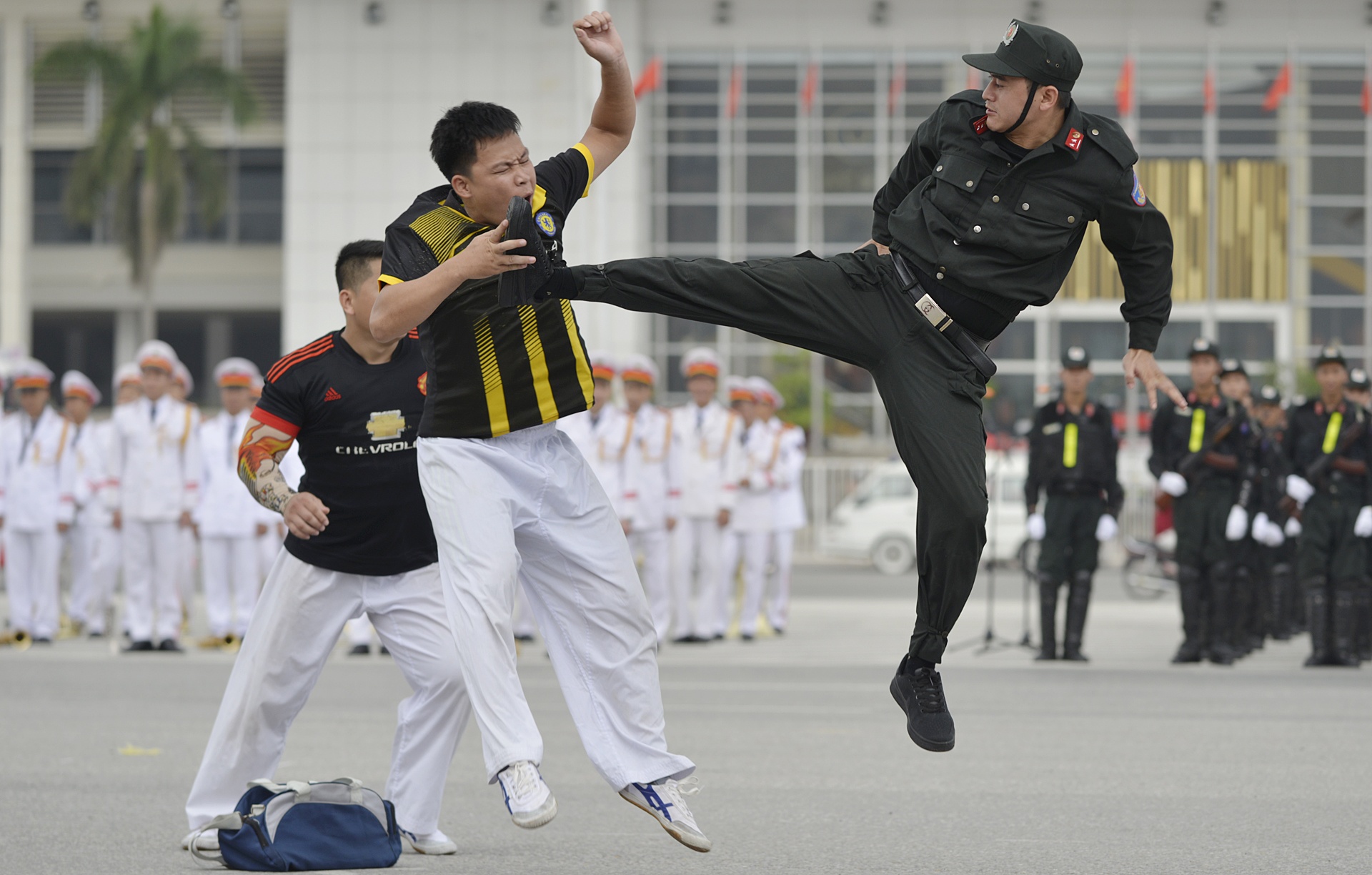 Dan xe cua canh sat co dong anh 17