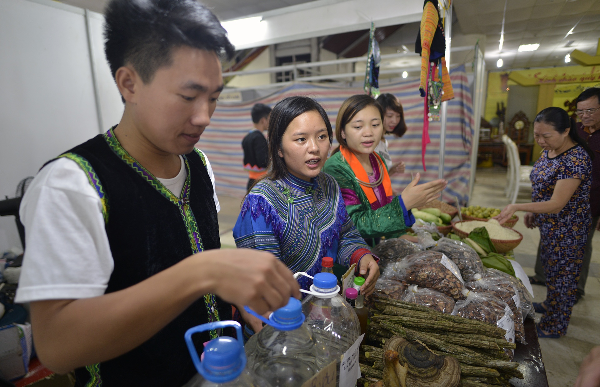 Nong san 4 mien hoi tu o Ha Noi anh 4