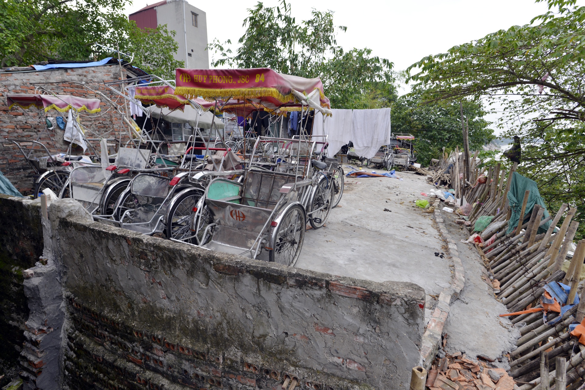 Mot ngoi nha bi do xuong song Hong anh 11