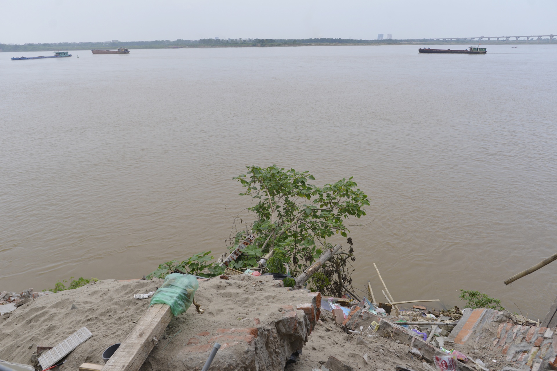 Mot ngoi nha bi do xuong song Hong anh 1