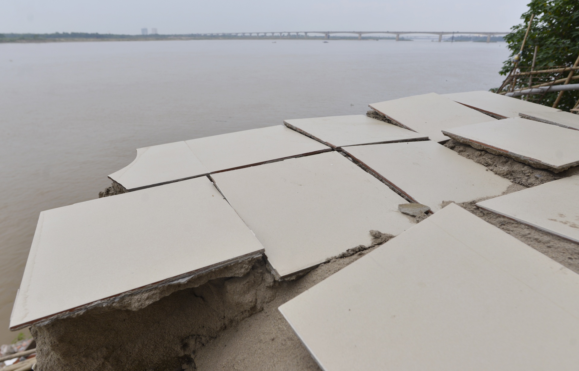 Mot ngoi nha bi do xuong song Hong anh 4