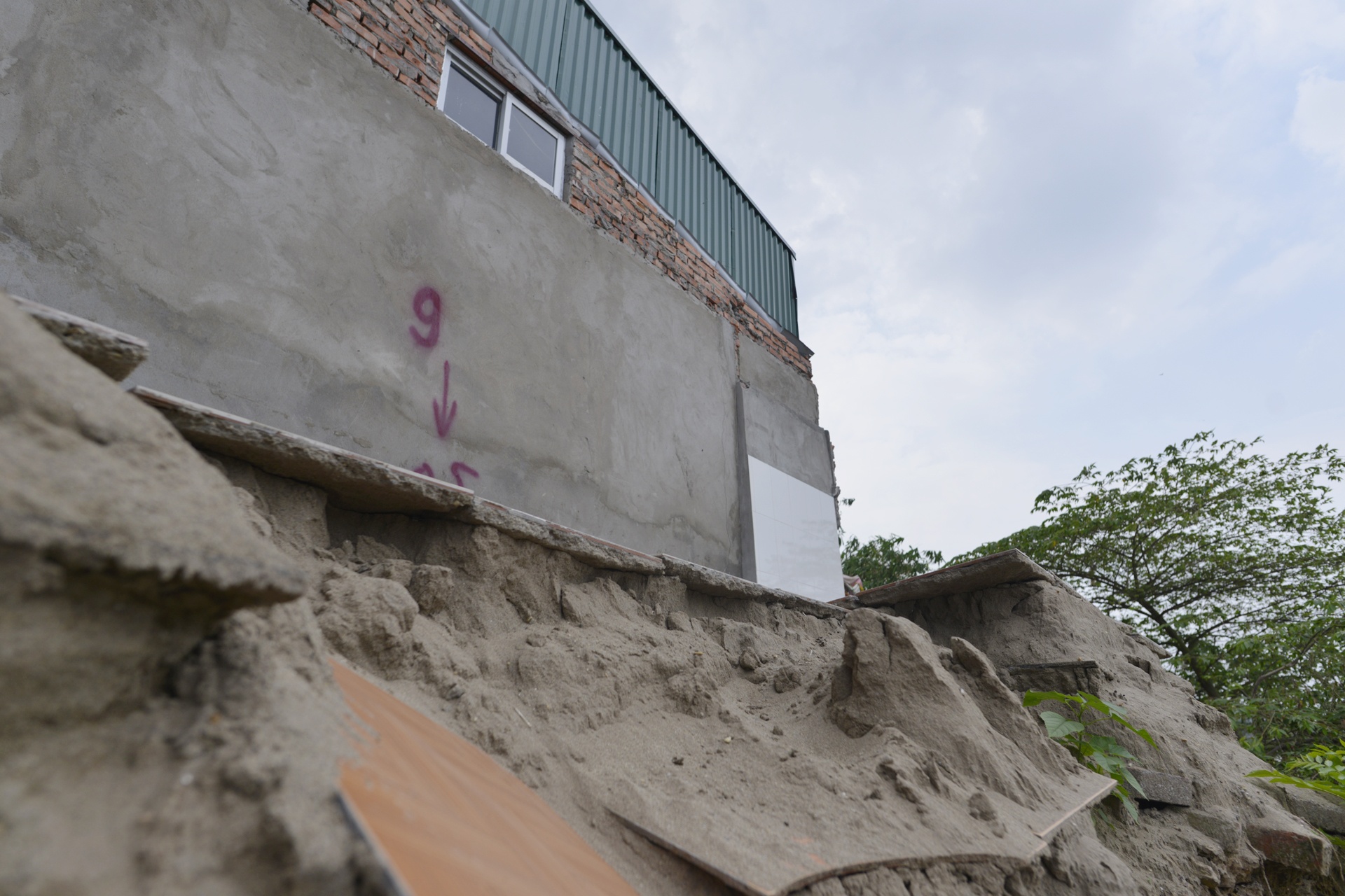 Mot ngoi nha bi do xuong song Hong anh 5