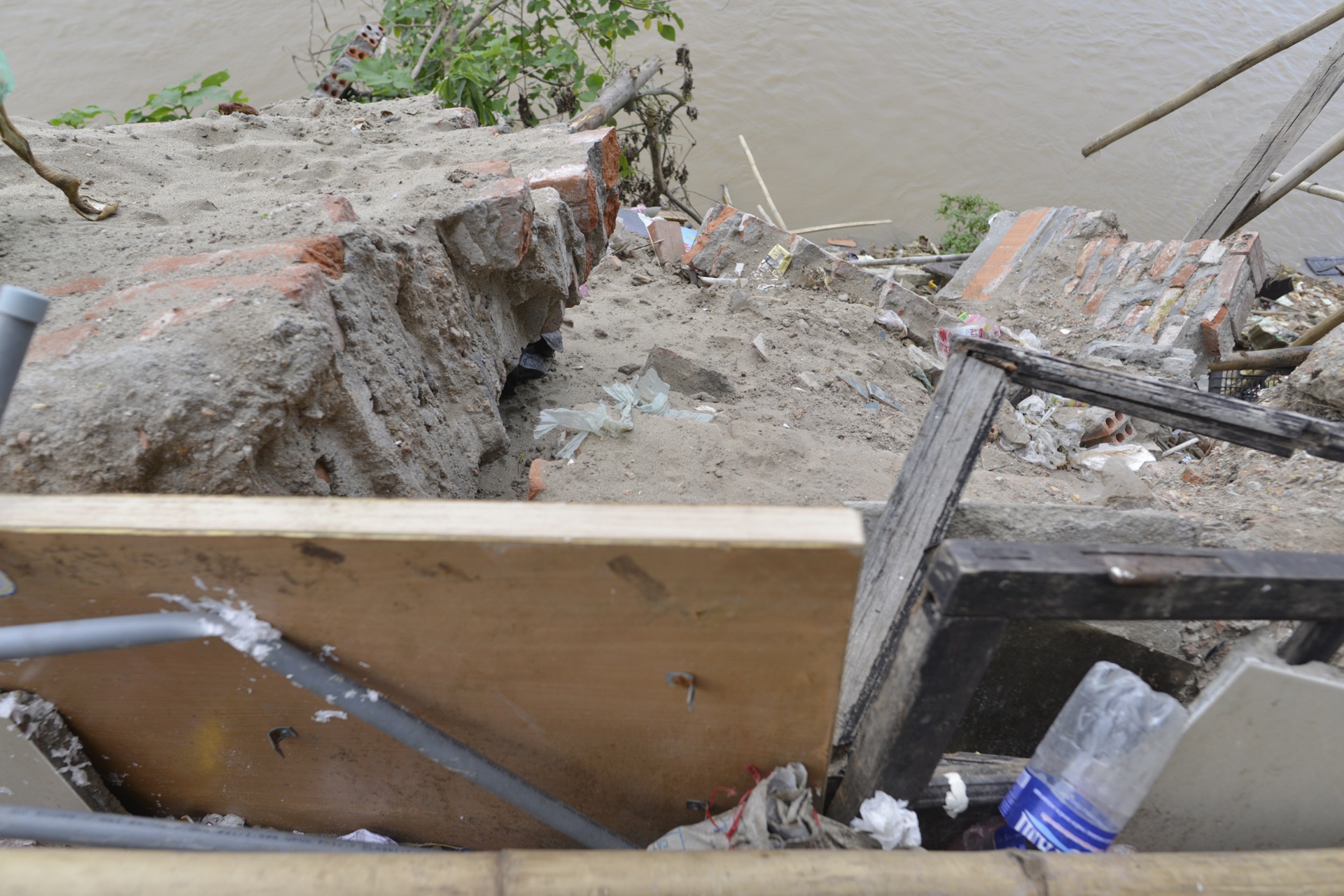 Mot ngoi nha bi do xuong song Hong anh 6