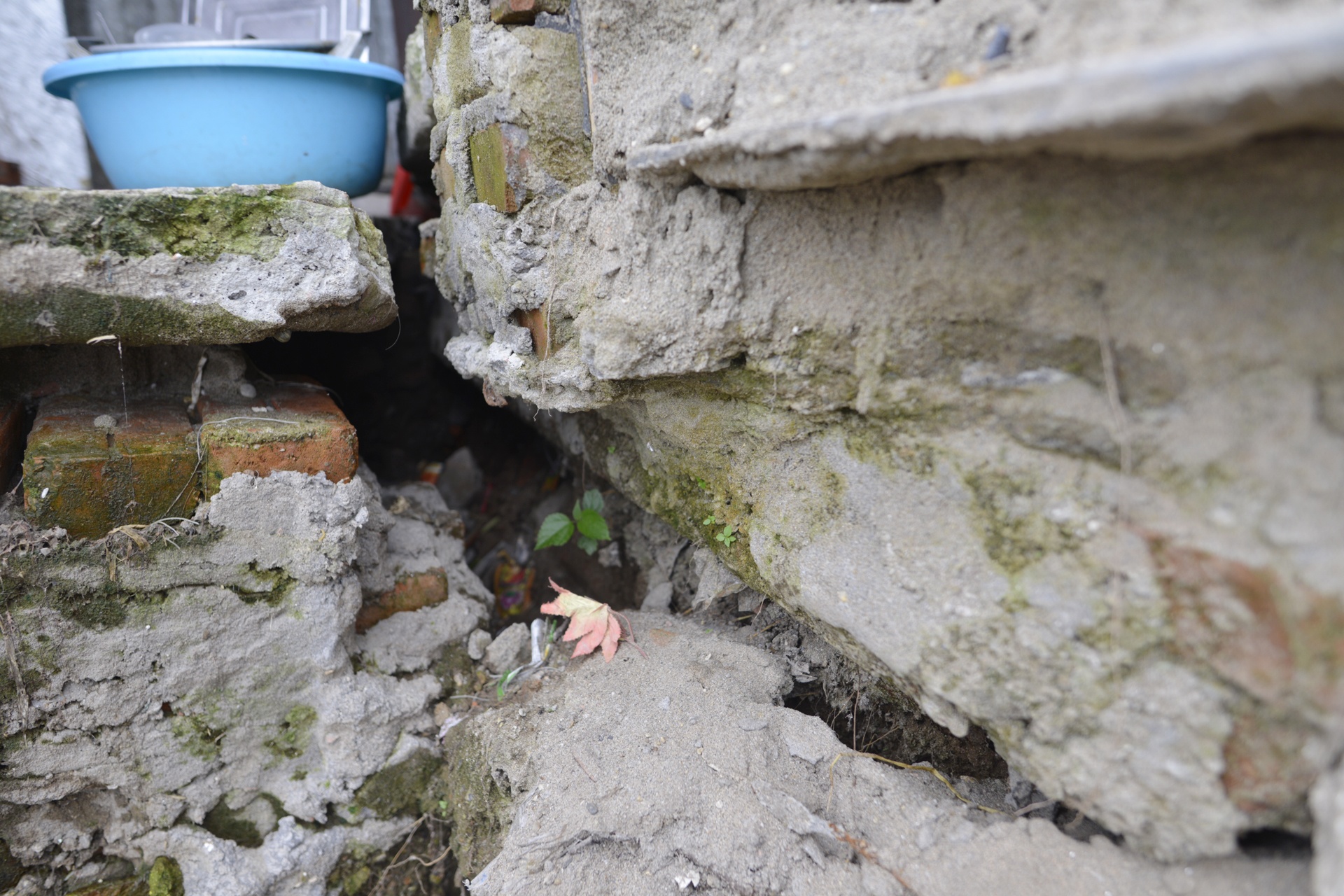 Mot ngoi nha bi do xuong song Hong anh 8