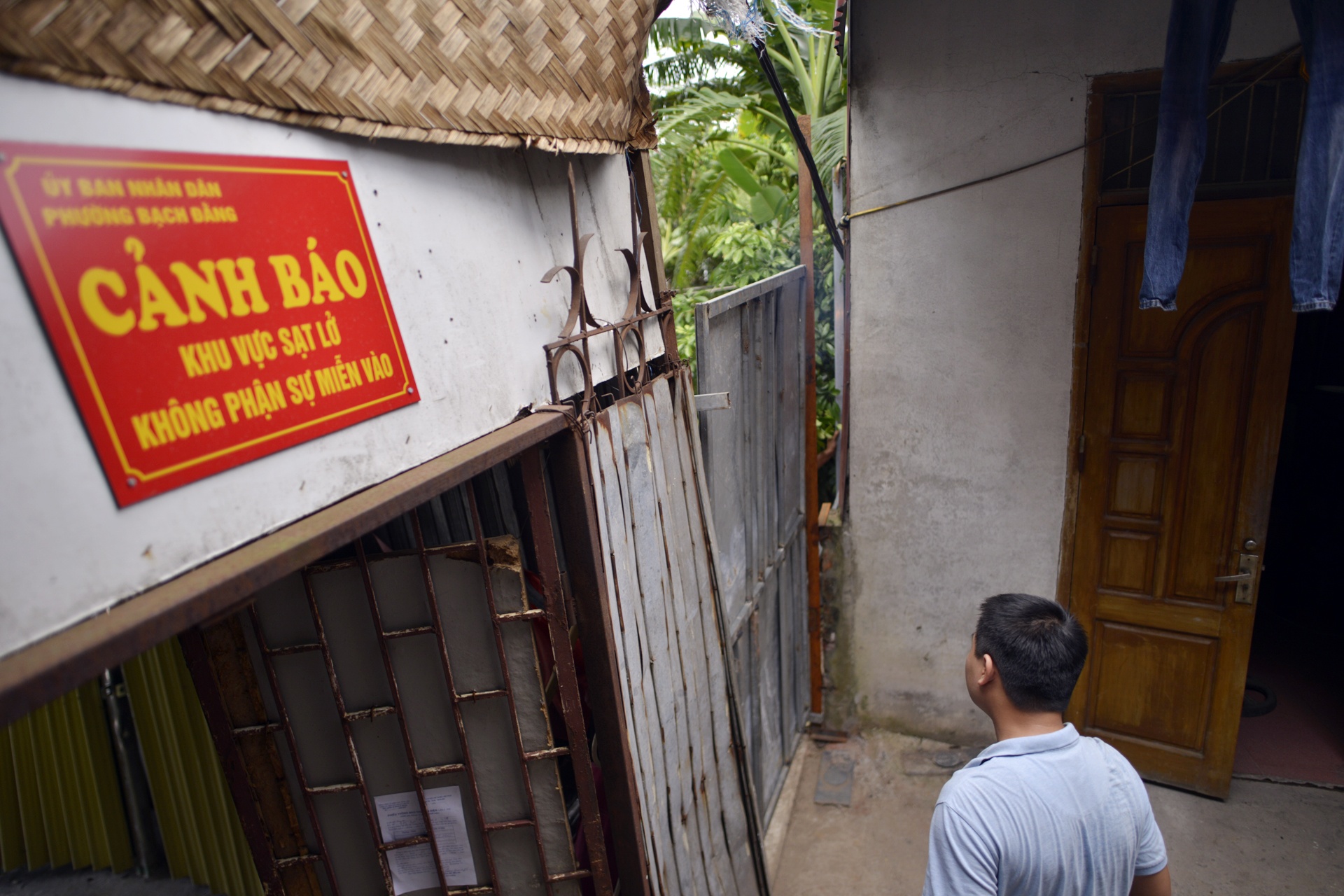 Mot ngoi nha bi do xuong song Hong anh 9