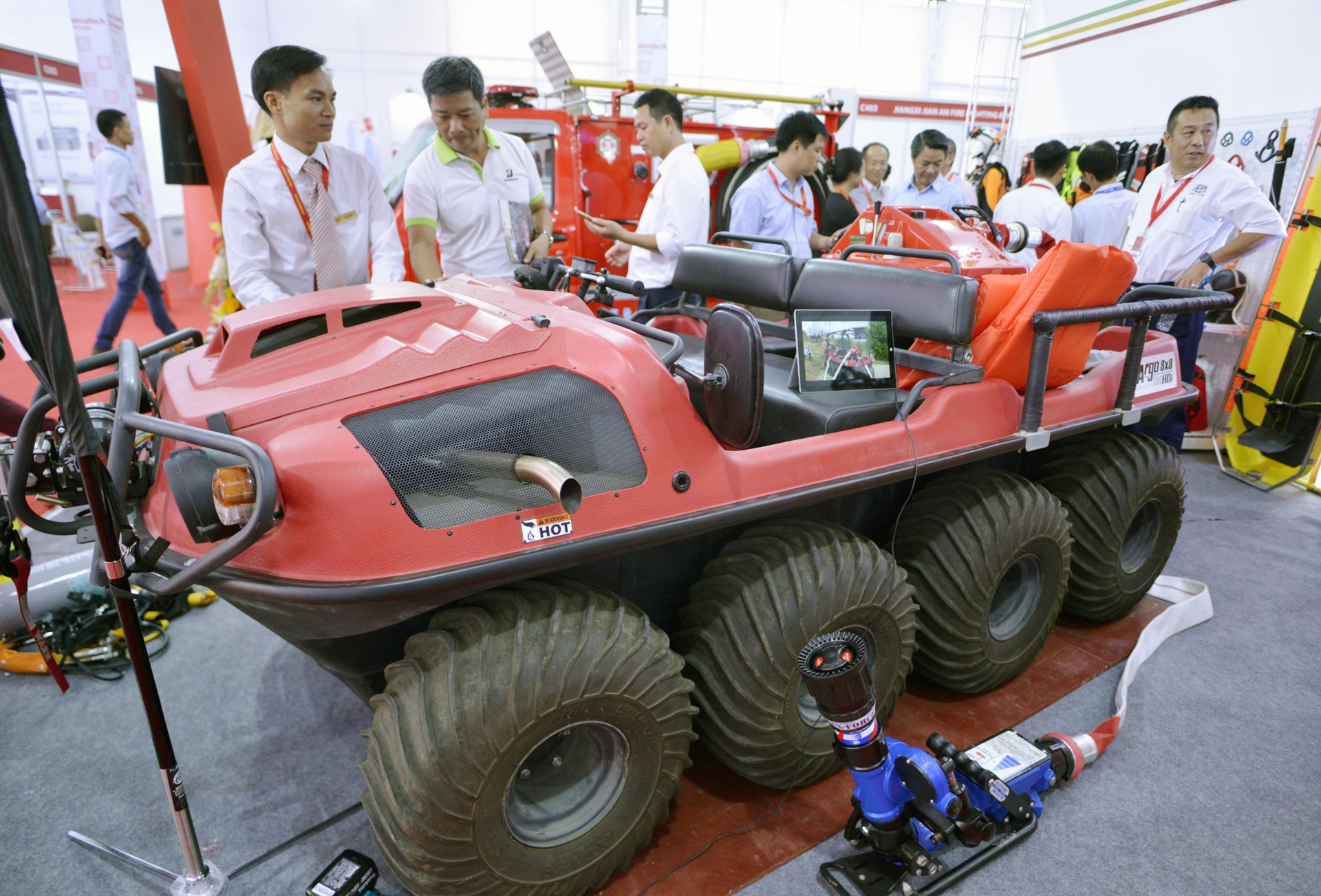 Trung bay thiet bi cuu hoa hien dai gia hang ty dong hinh anh