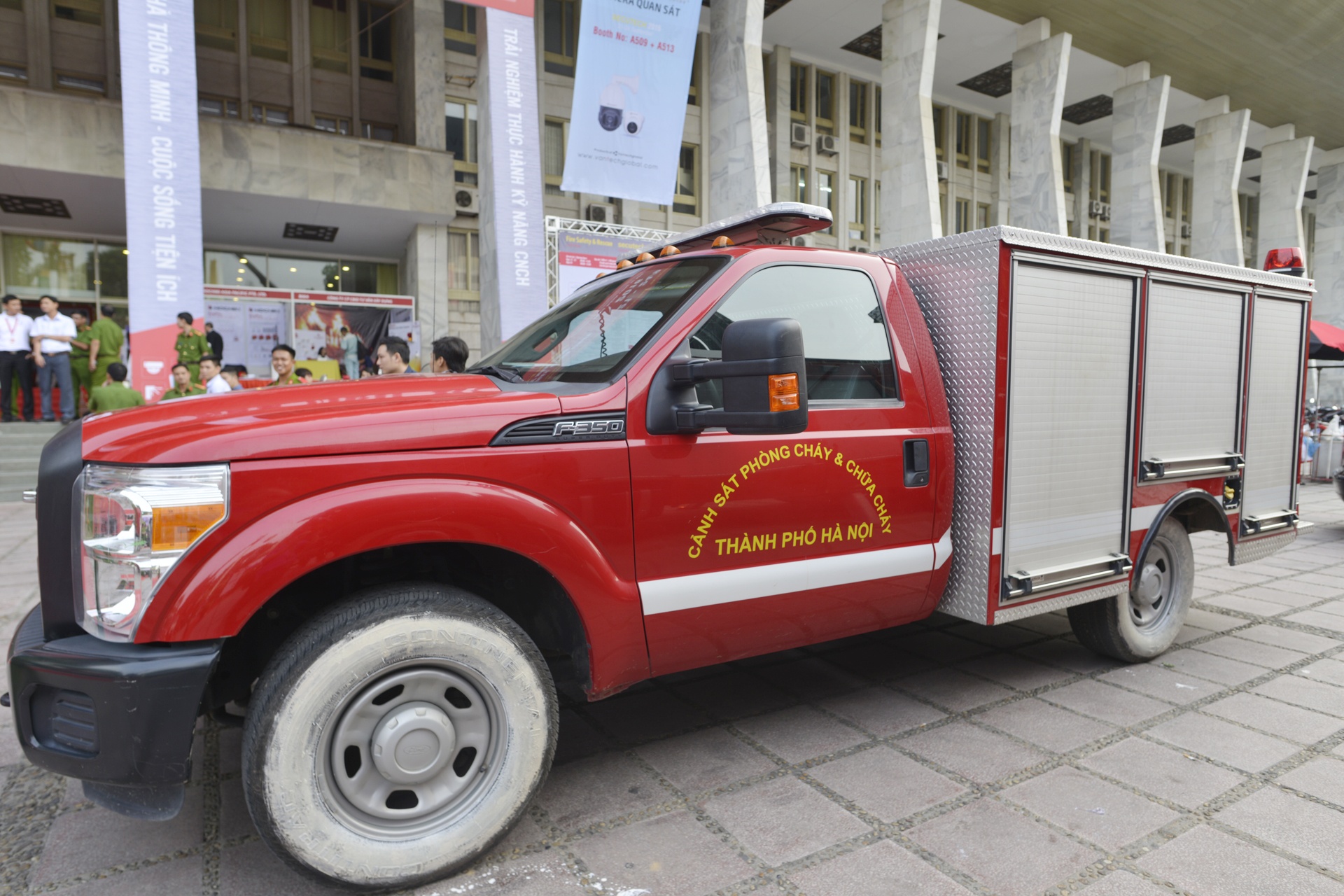 Hang loat thiet bi chua chay hien dai cua Ha Noi anh 7