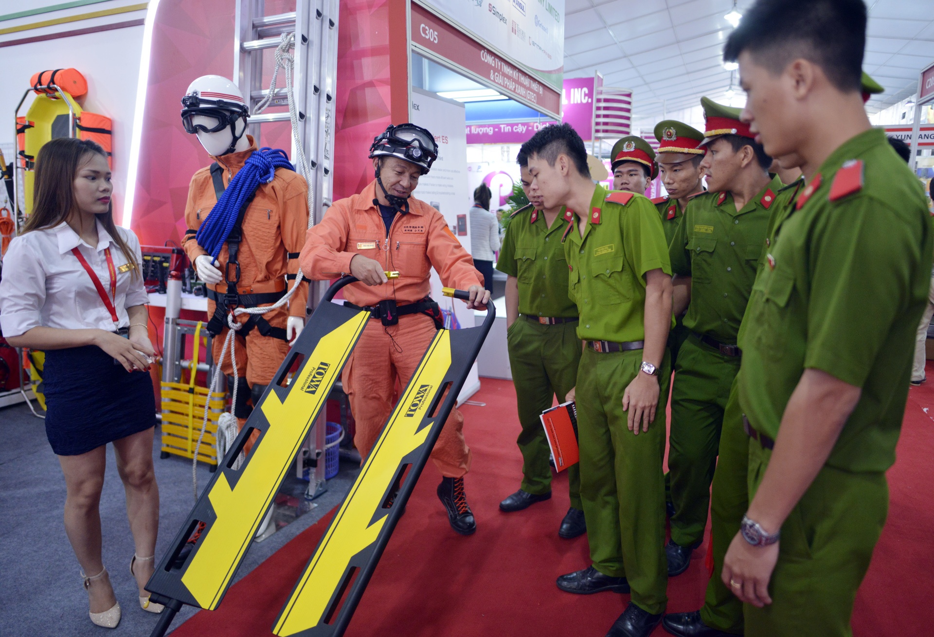 Hang loat thiet bi chua chay hien dai cua Ha Noi anh 8