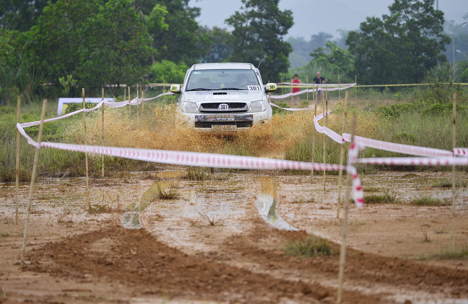 Cac tay dua xe dia hinh Viet leo doc,  vuot dam lay anh 15