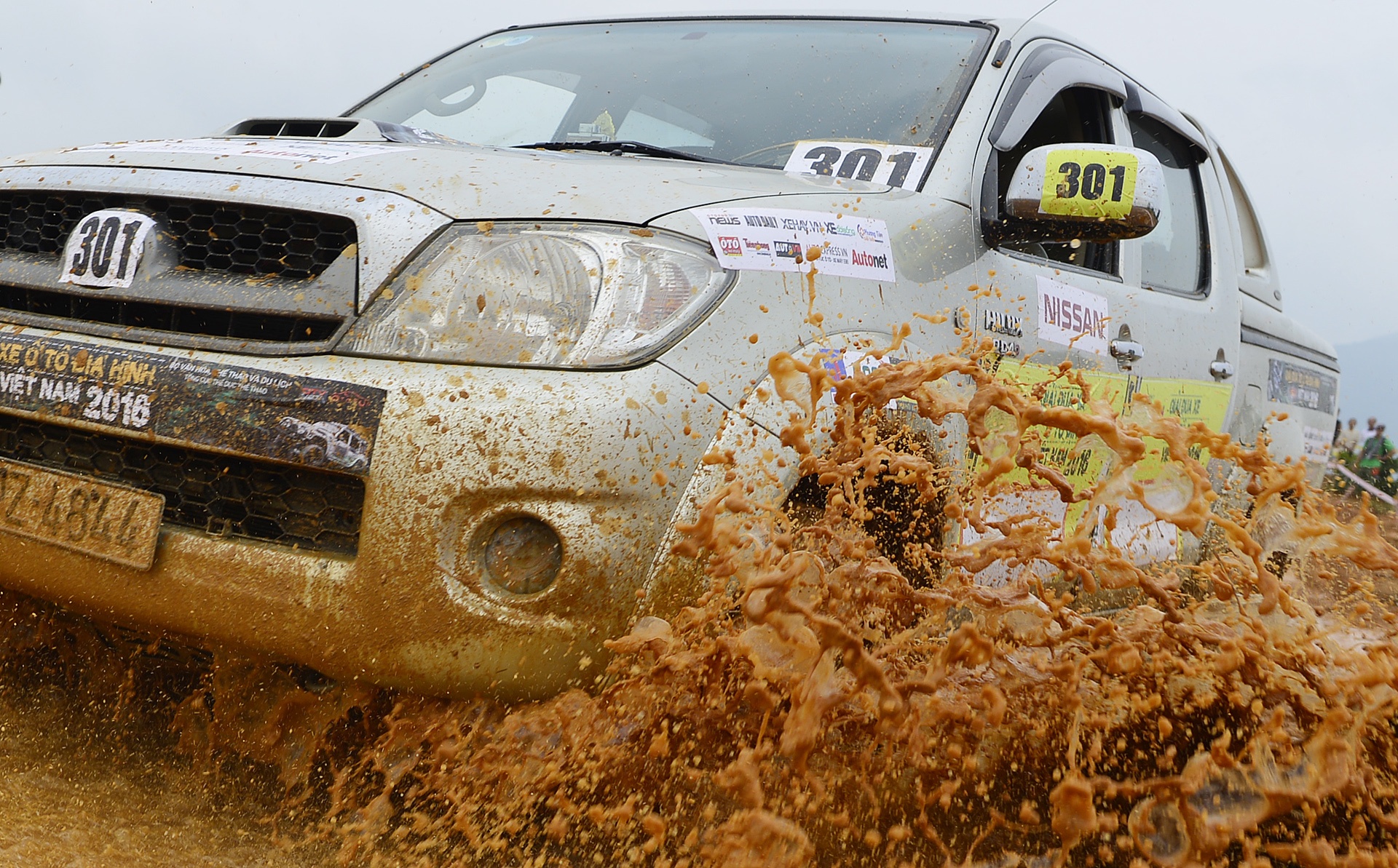 Cac tay dua xe dia hinh Viet leo doc,  vuot dam lay anh 16