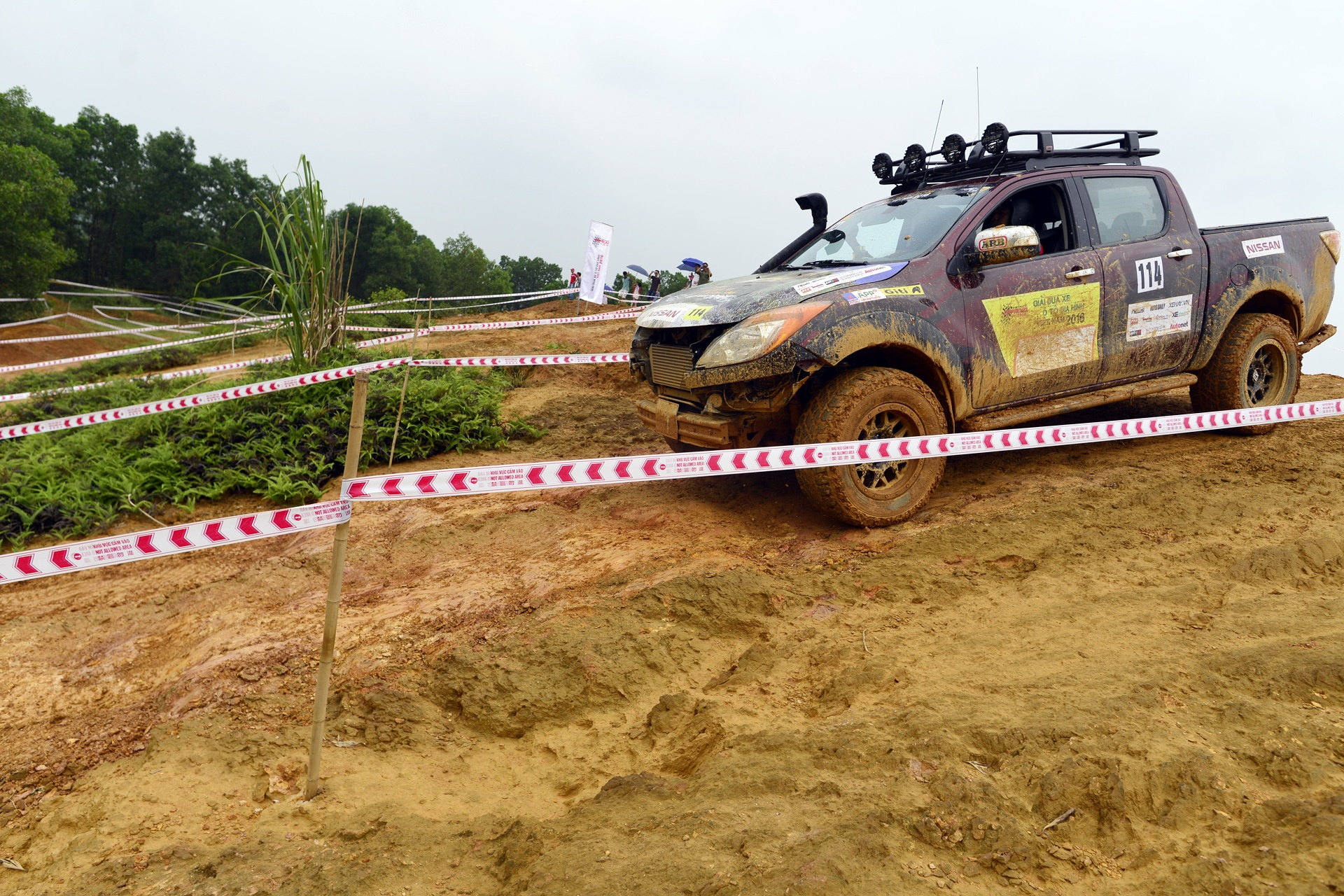 Cac tay dua xe dia hinh Viet leo doc,  vuot dam lay anh 17