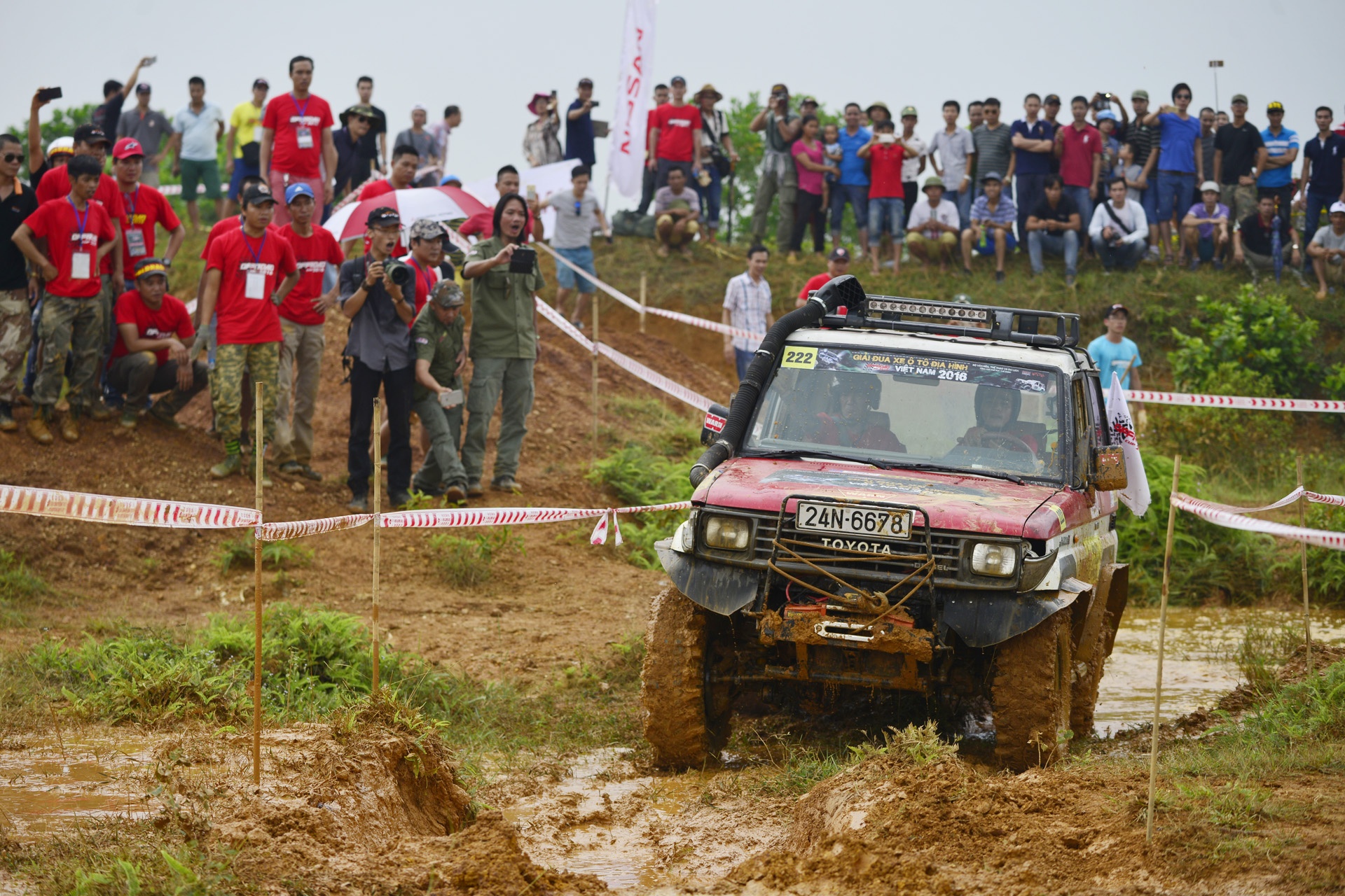 Cac tay dua xe dia hinh Viet leo doc,  vuot dam lay anh 2