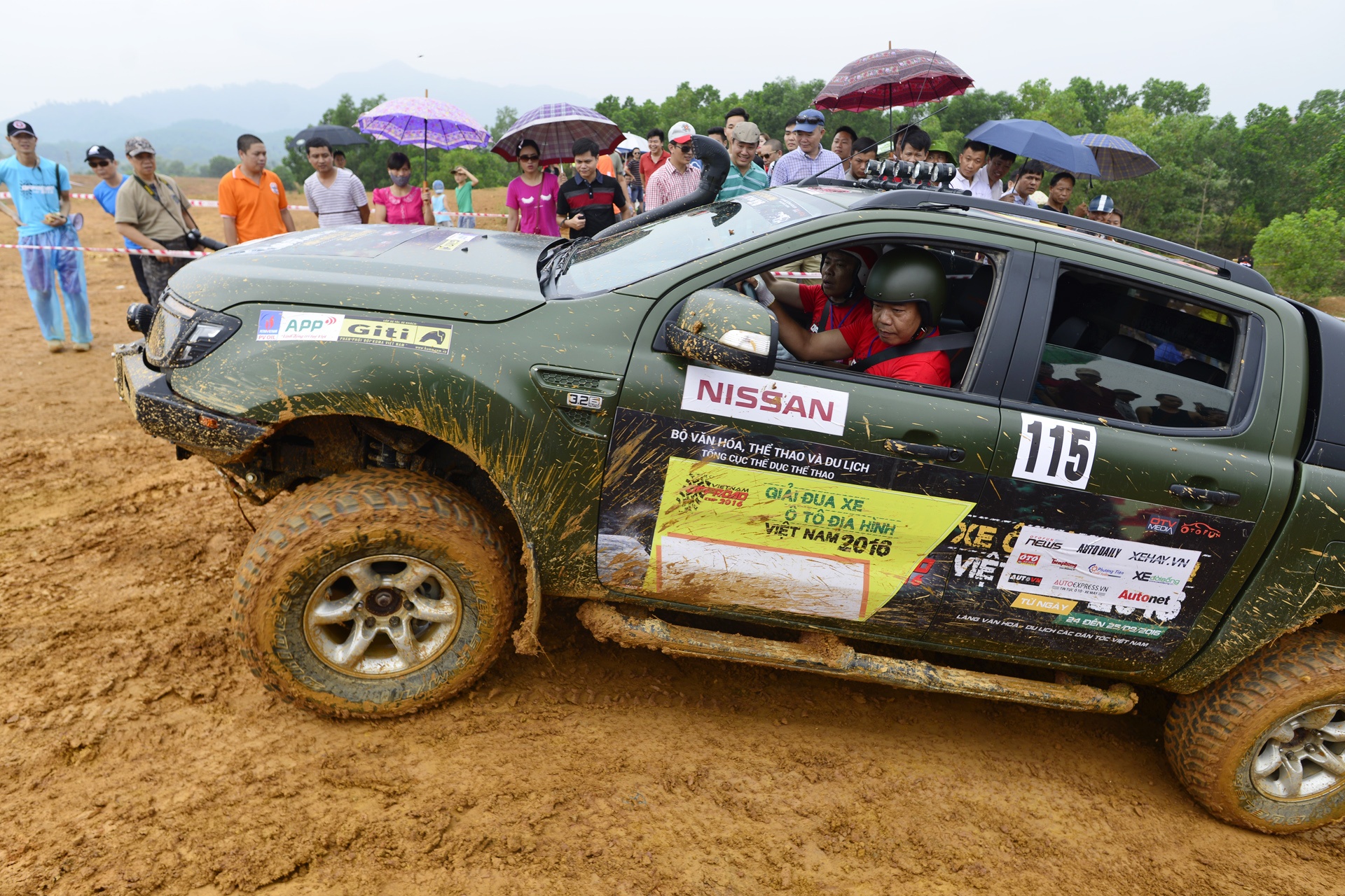 Cac tay dua xe dia hinh Viet leo doc,  vuot dam lay anh 21