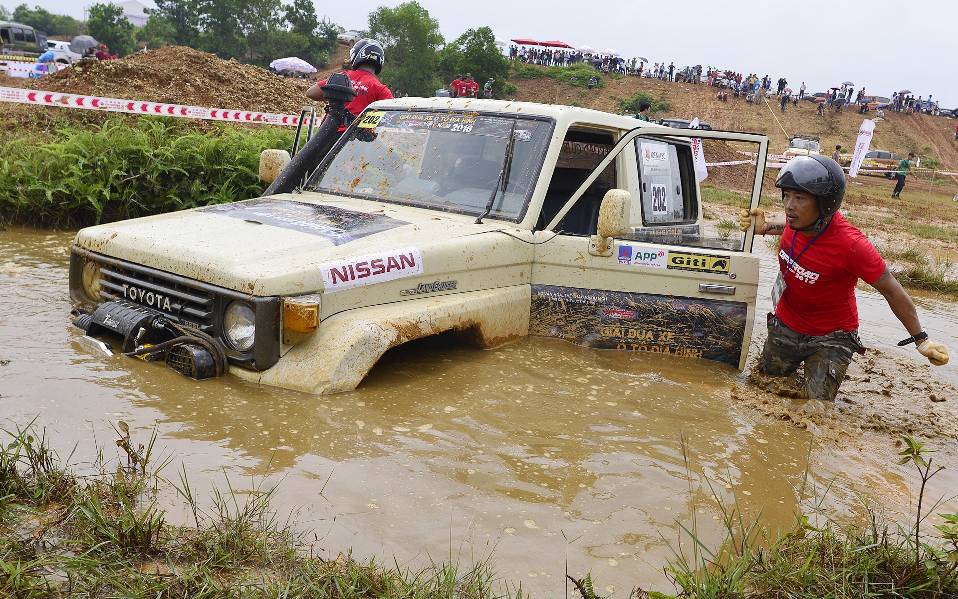 Dan xe offroad thi leo doc, vuot dam lay o Ha Noi hinh anh