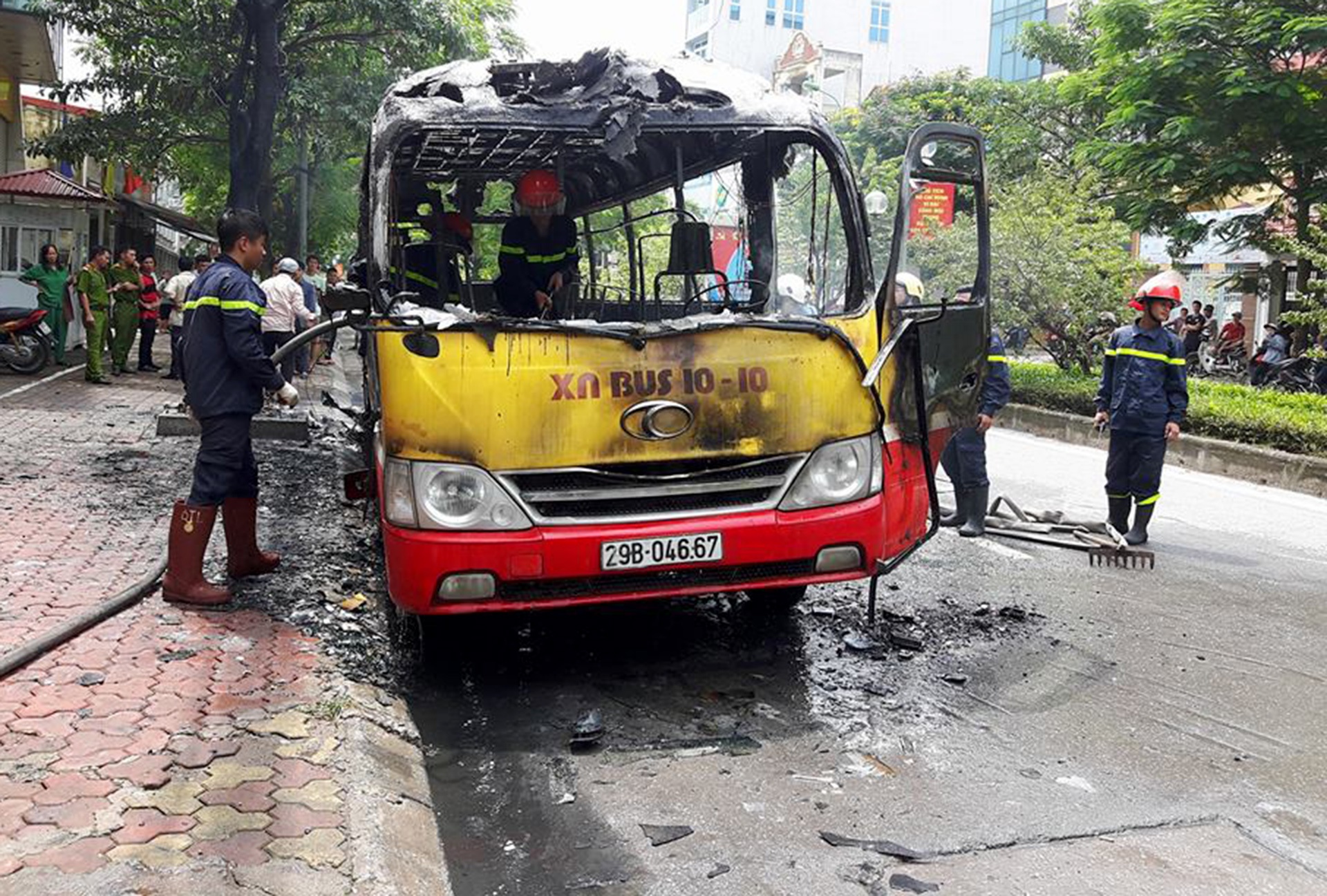 Xe buýt bốc cháy  ảnh 2 Xe buyt boc chay anh 2