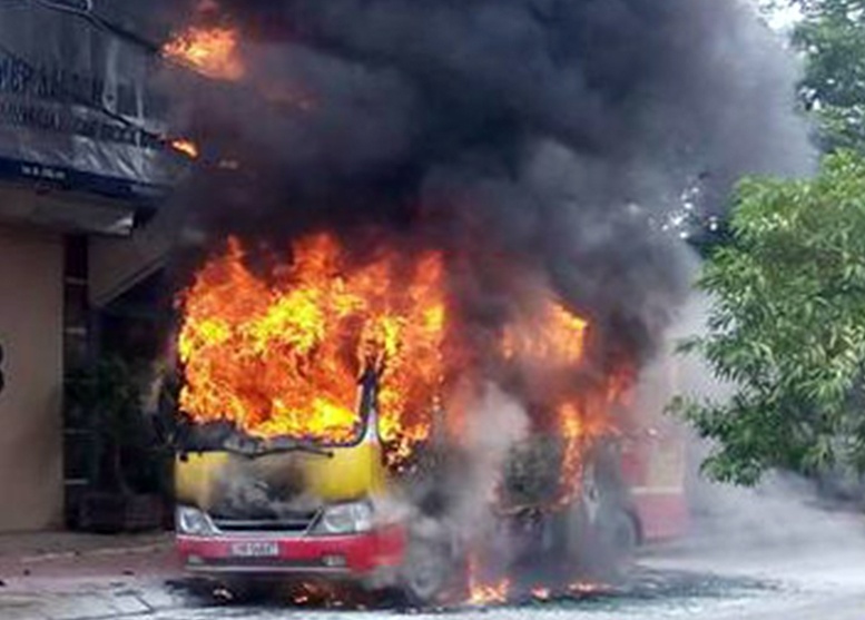 Xe buyt boc chay ngun ngut tren duong Ha Noi hinh anh