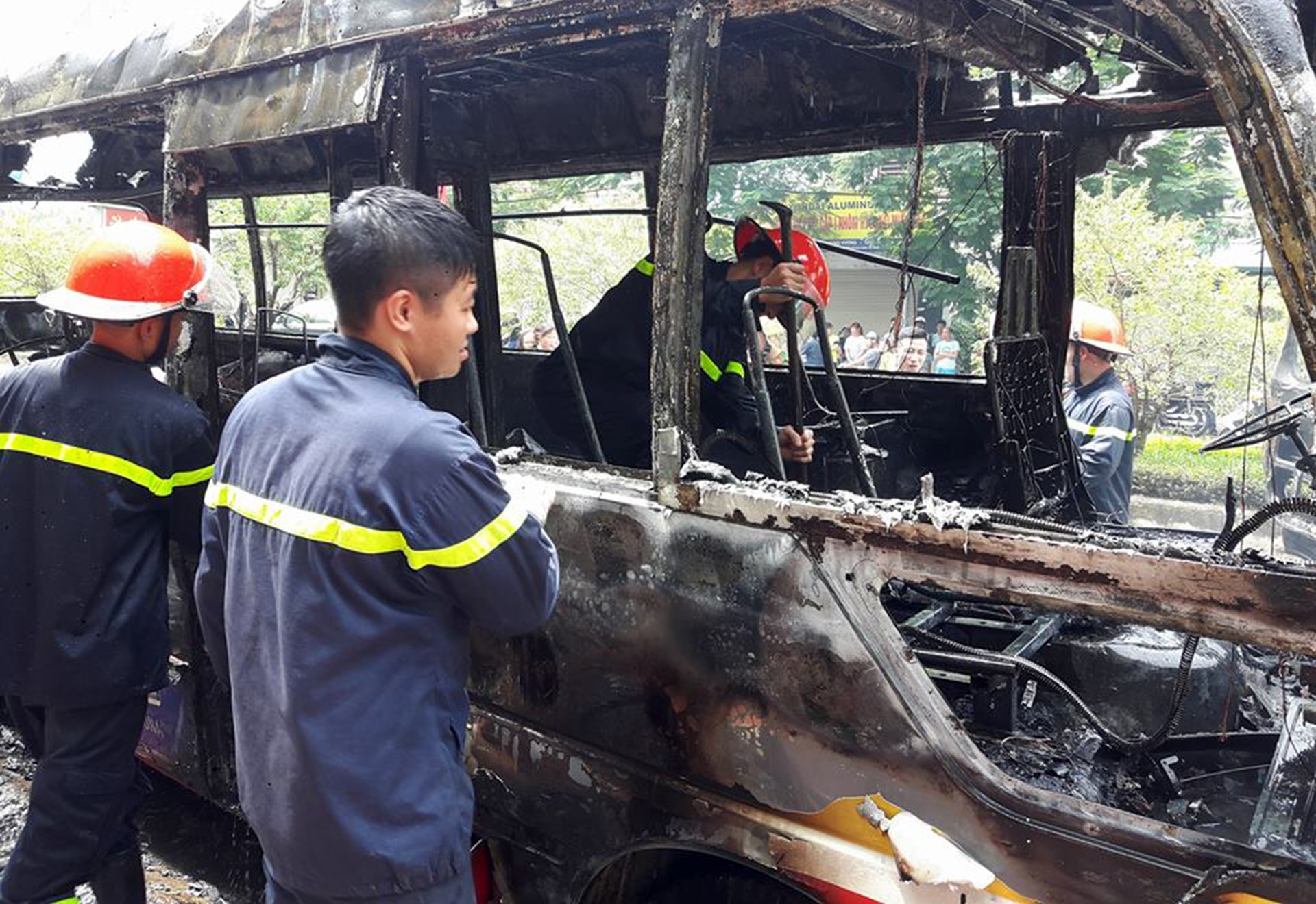 Xe buýt bốc cháy  ảnh 3 Xe buyt boc chay anh 3