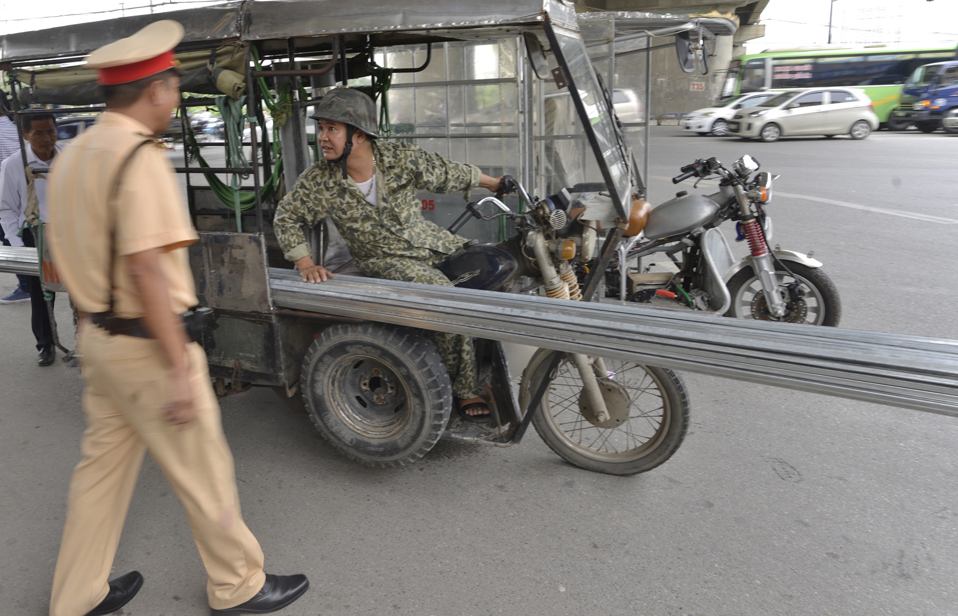 CSGT xu phat hang loat xe cho cong kenh tren pho hinh anh