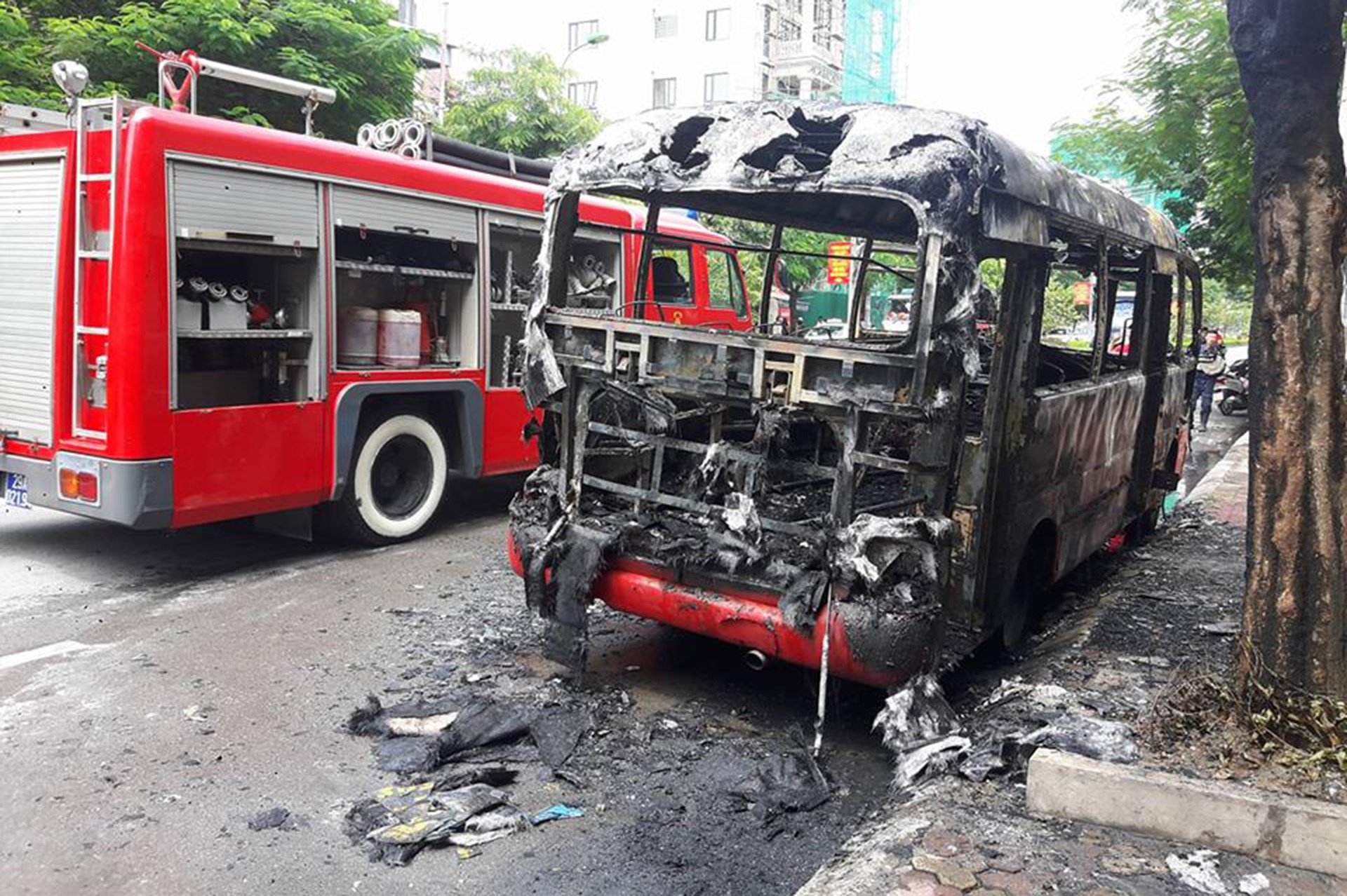 Xe buýt bốc cháy  ảnh 4 Xe buyt boc chay anh 4