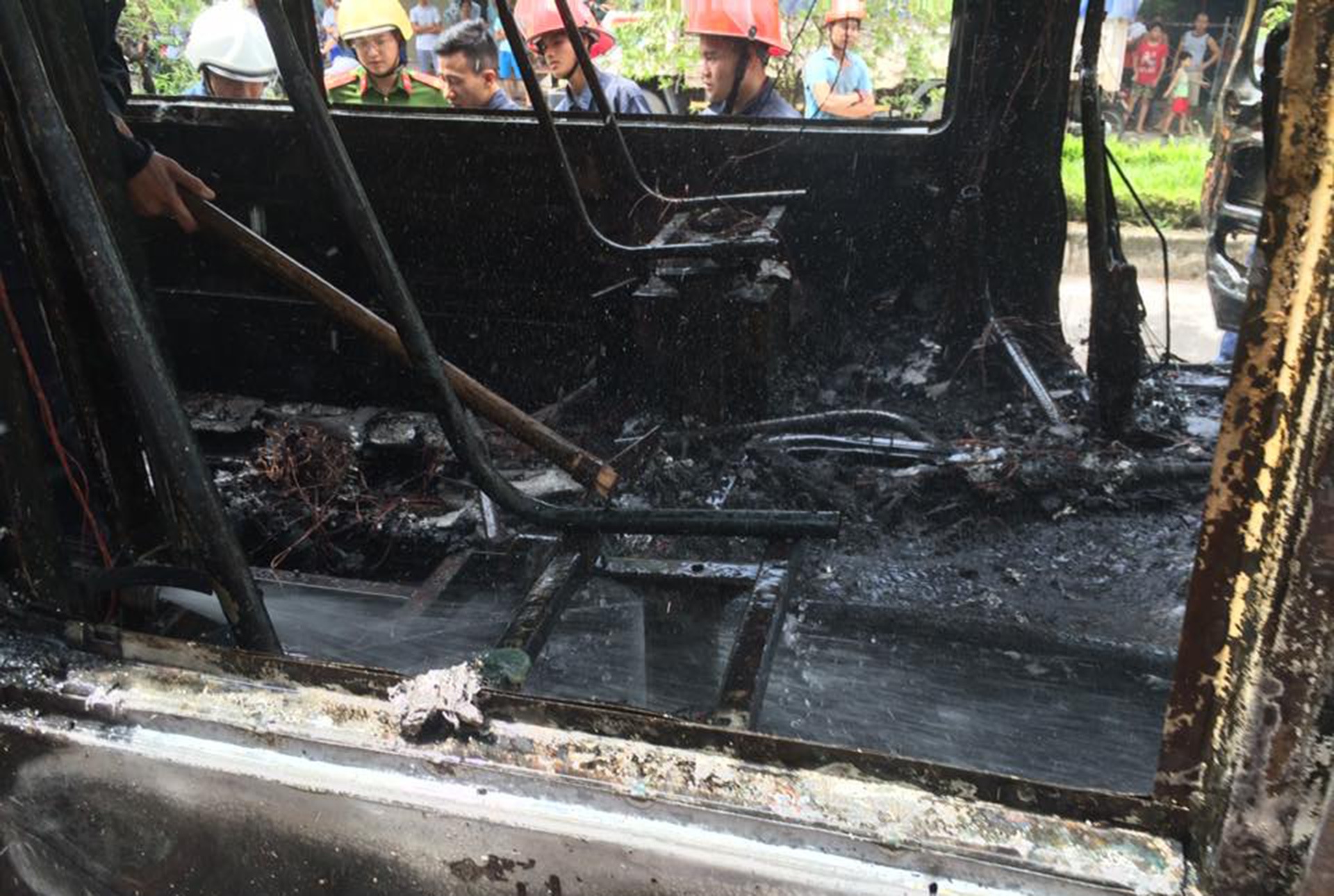 Xe buýt bốc cháy  ảnh 5 Xe buyt boc chay anh 5