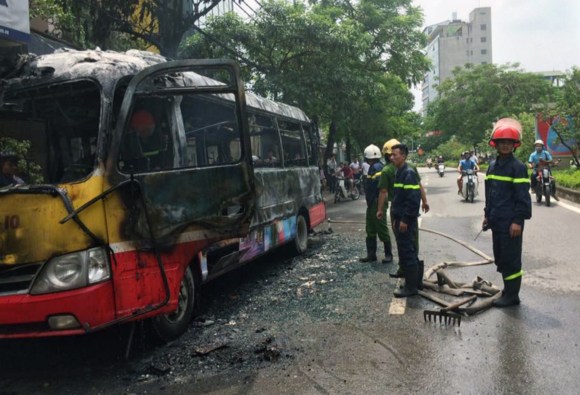 Xe buýt bốc cháy  ảnh 6 Xe buyt boc chay anh 6