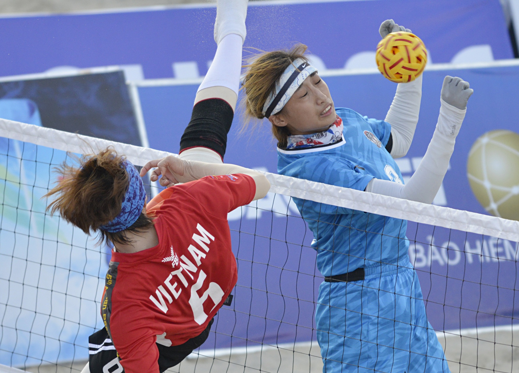 Cau may nu Viet Nam ha Trung Quoc sau 40 phut hinh anh