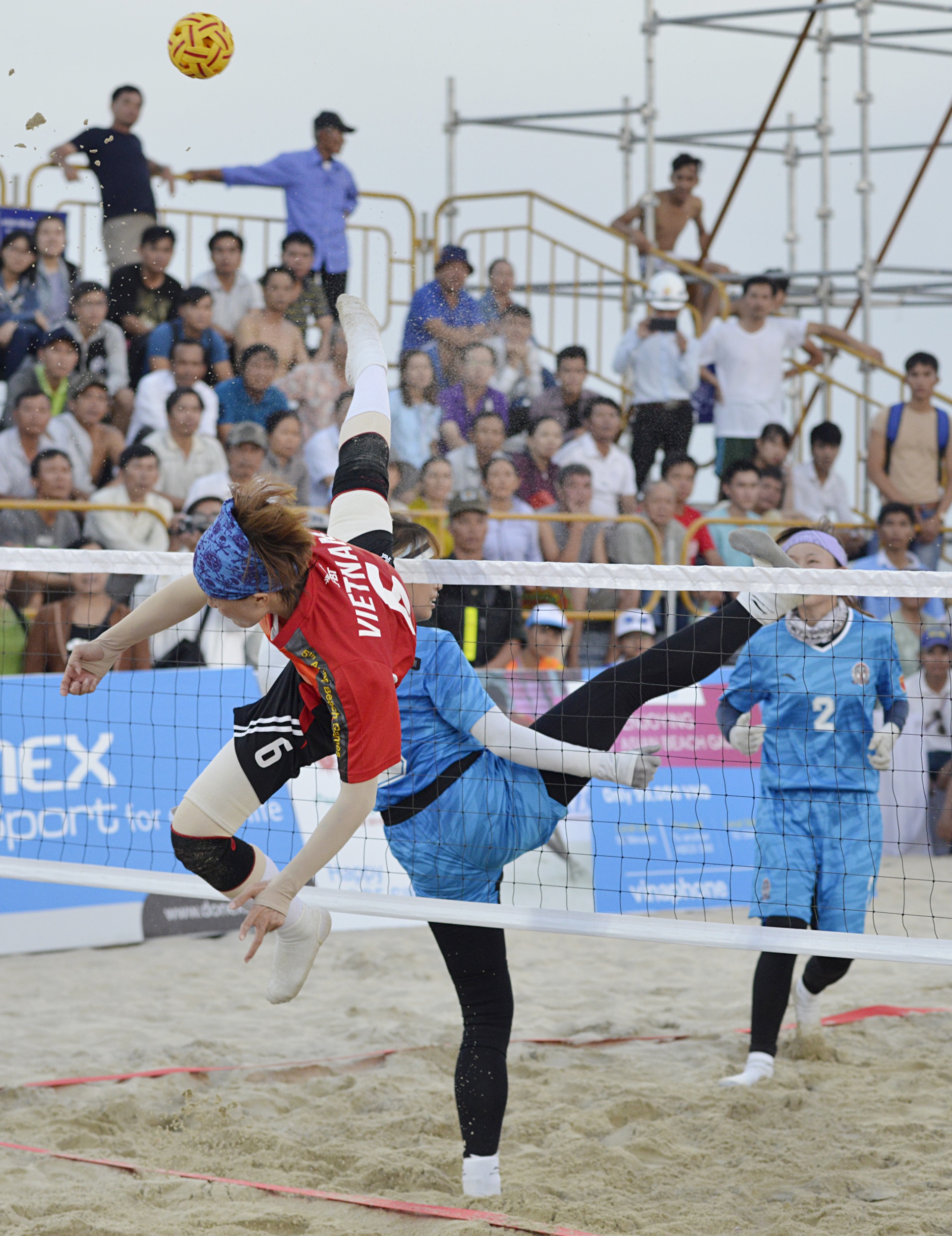 Cau may nu Viet Nam ha Trung Quoc sau 40 phut anh 9