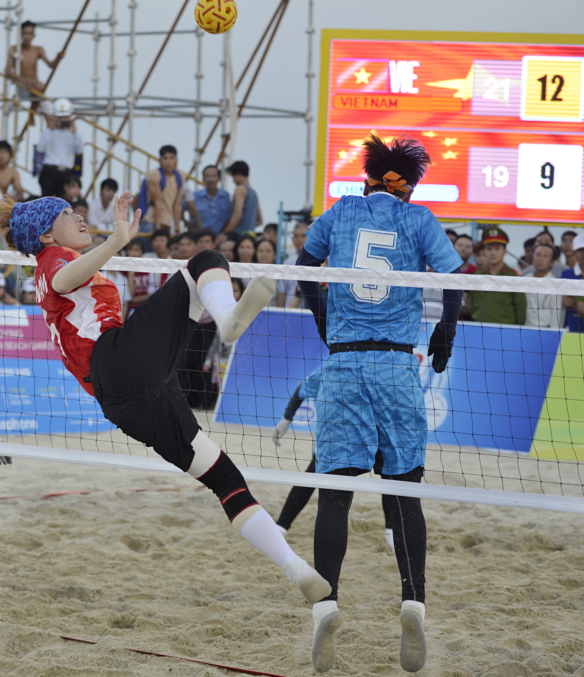 Cau may nu Viet Nam ha Trung Quoc sau 40 phut anh 10