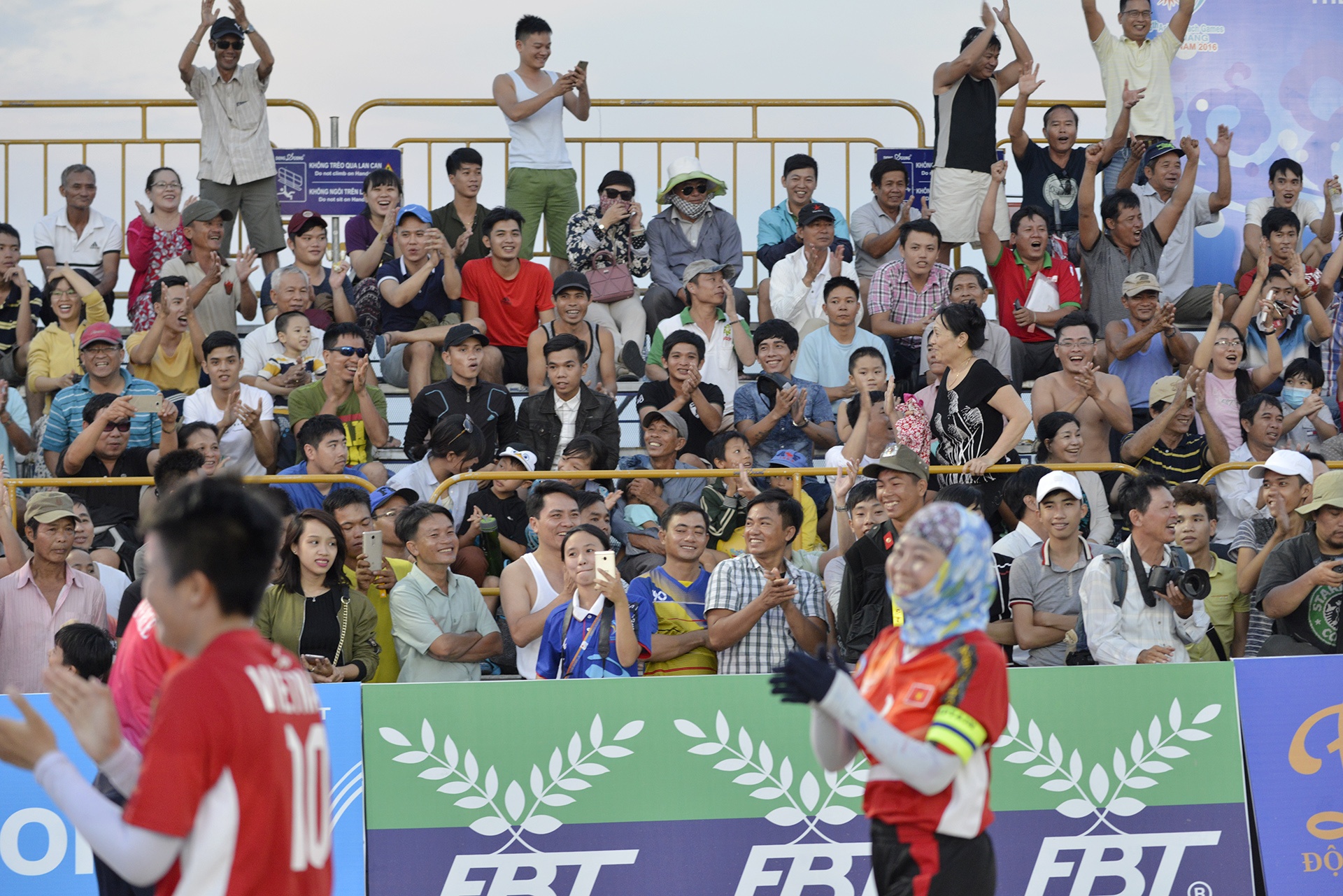 Cau may nu Viet Nam ha Trung Quoc sau 40 phut anh 12