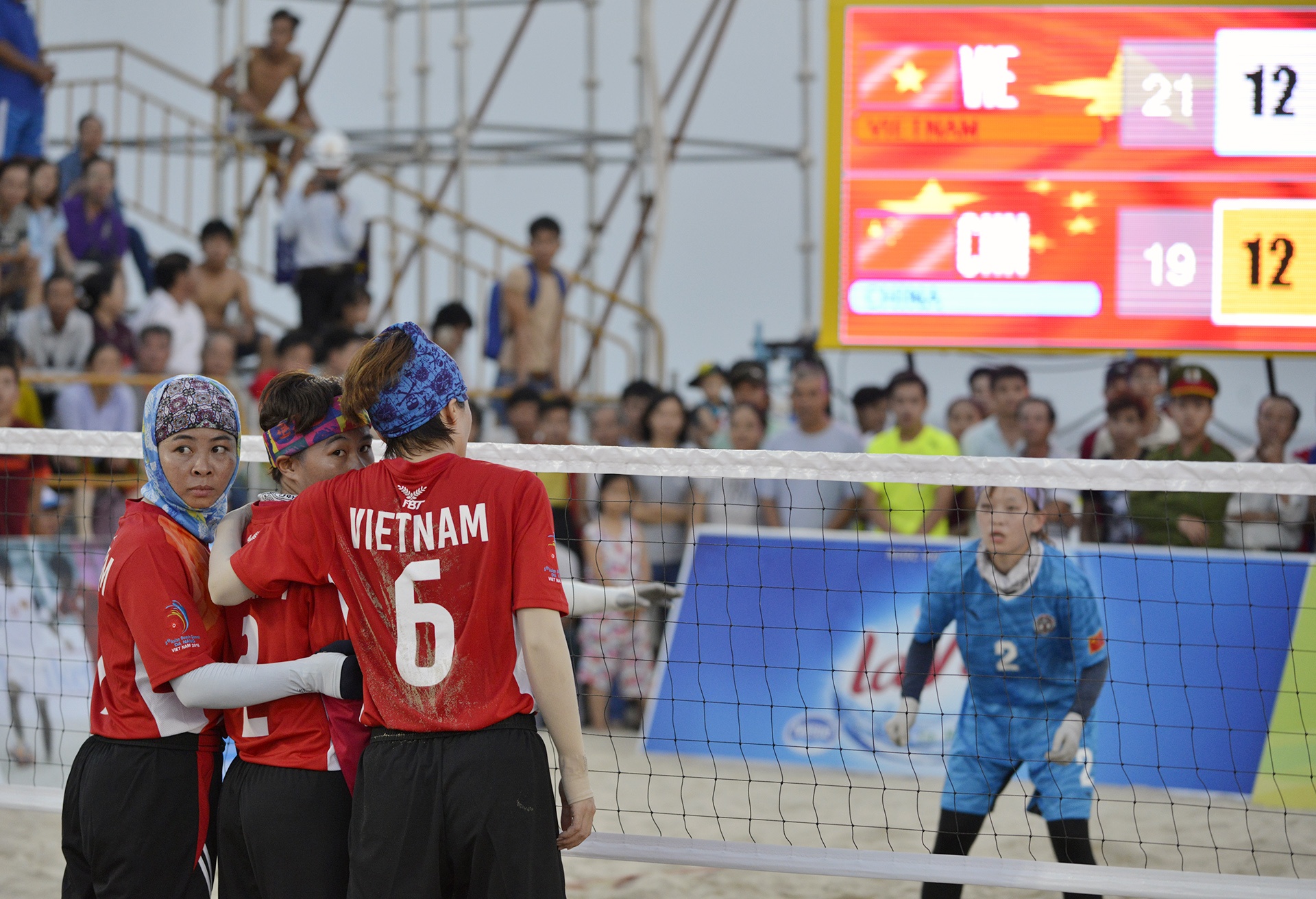 Cau may nu Viet Nam ha Trung Quoc sau 40 phut anh 13