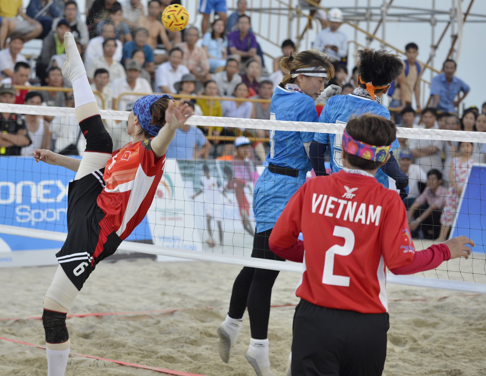 Cau may nu Viet Nam ha Trung Quoc sau 40 phut anh 14