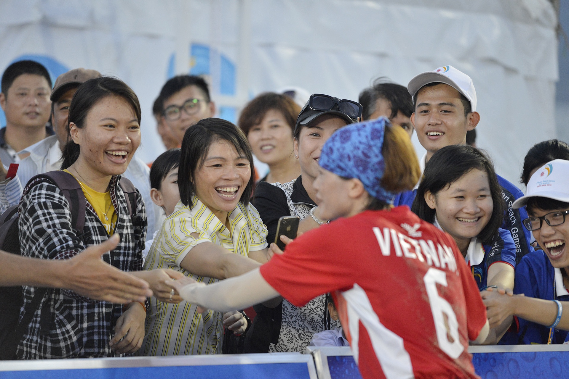 Cau may nu Viet Nam ha Trung Quoc sau 40 phut anh 15