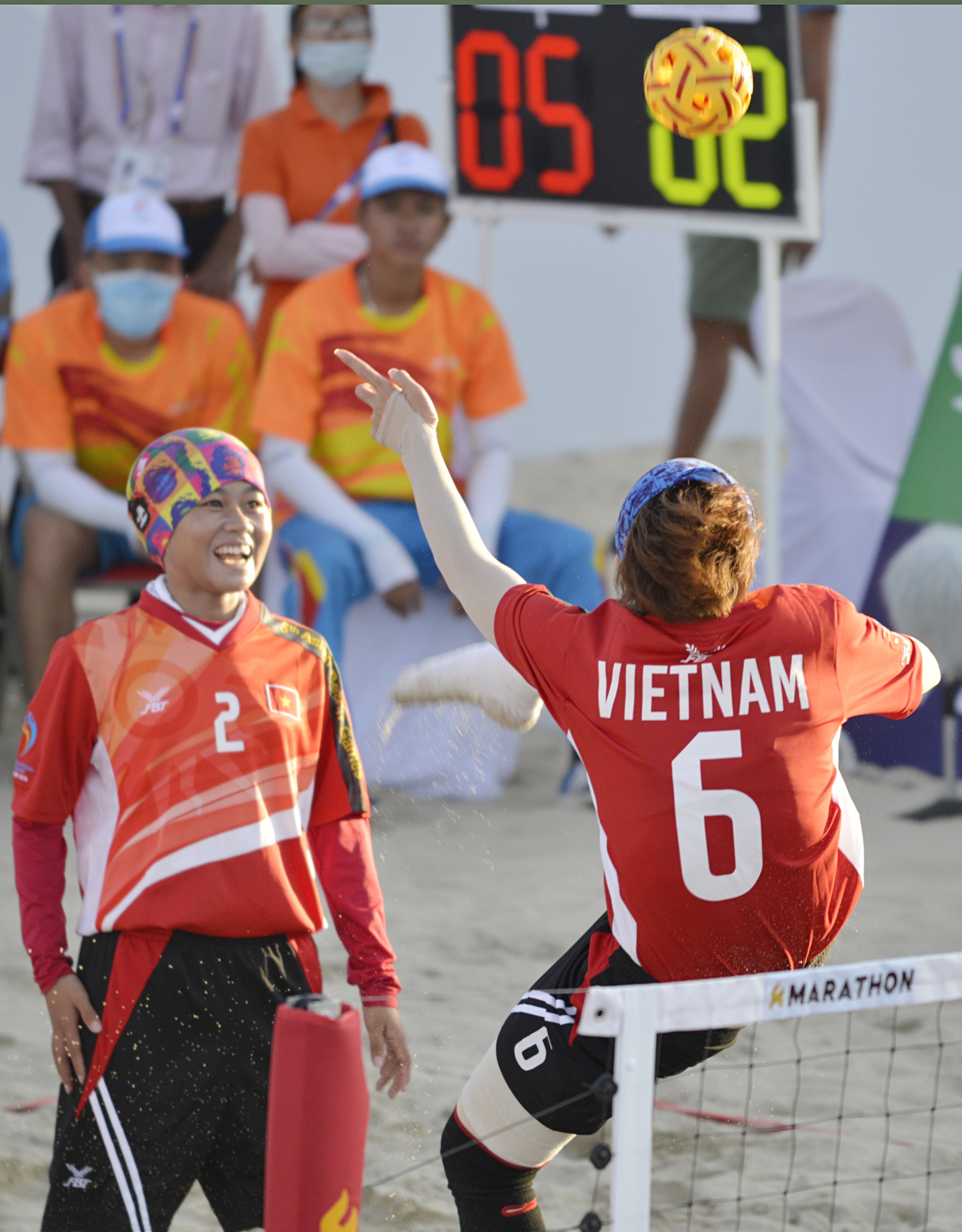 Cau may nu Viet Nam ha Trung Quoc sau 40 phut anh 4