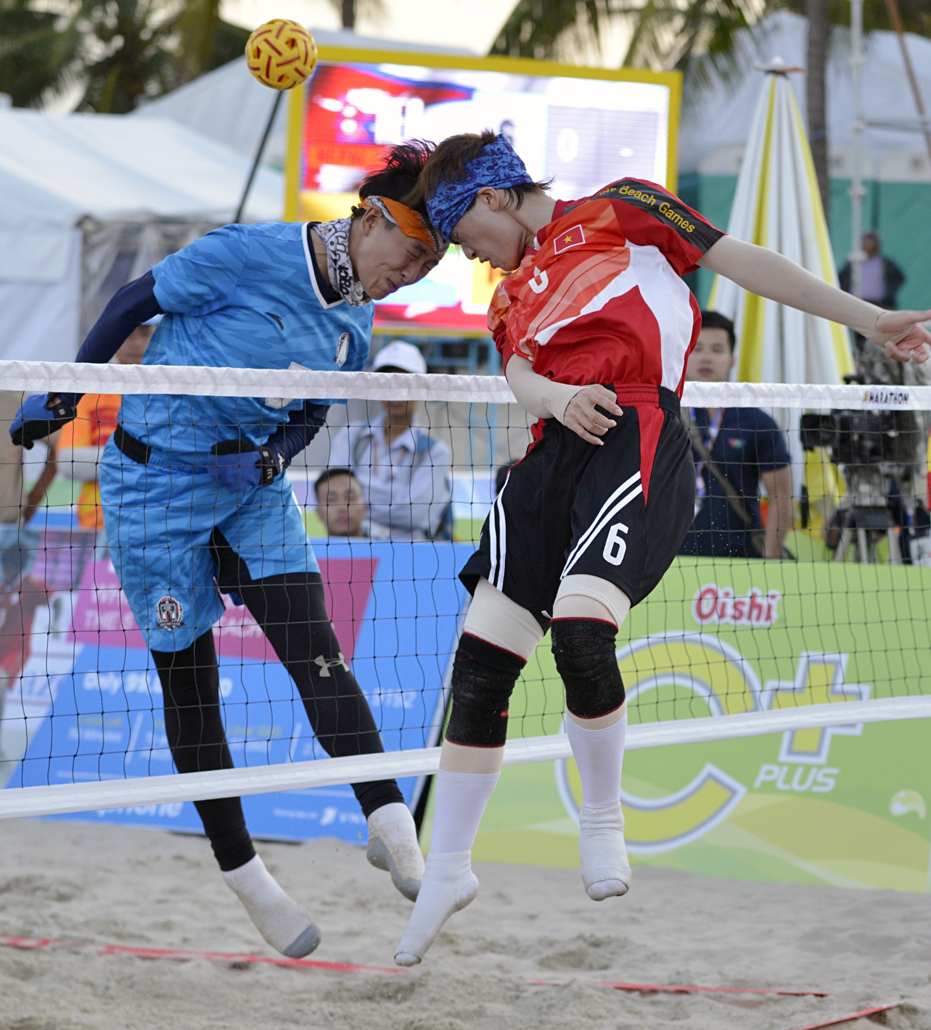 Cau may nu Viet Nam ha Trung Quoc sau 40 phut anh 7